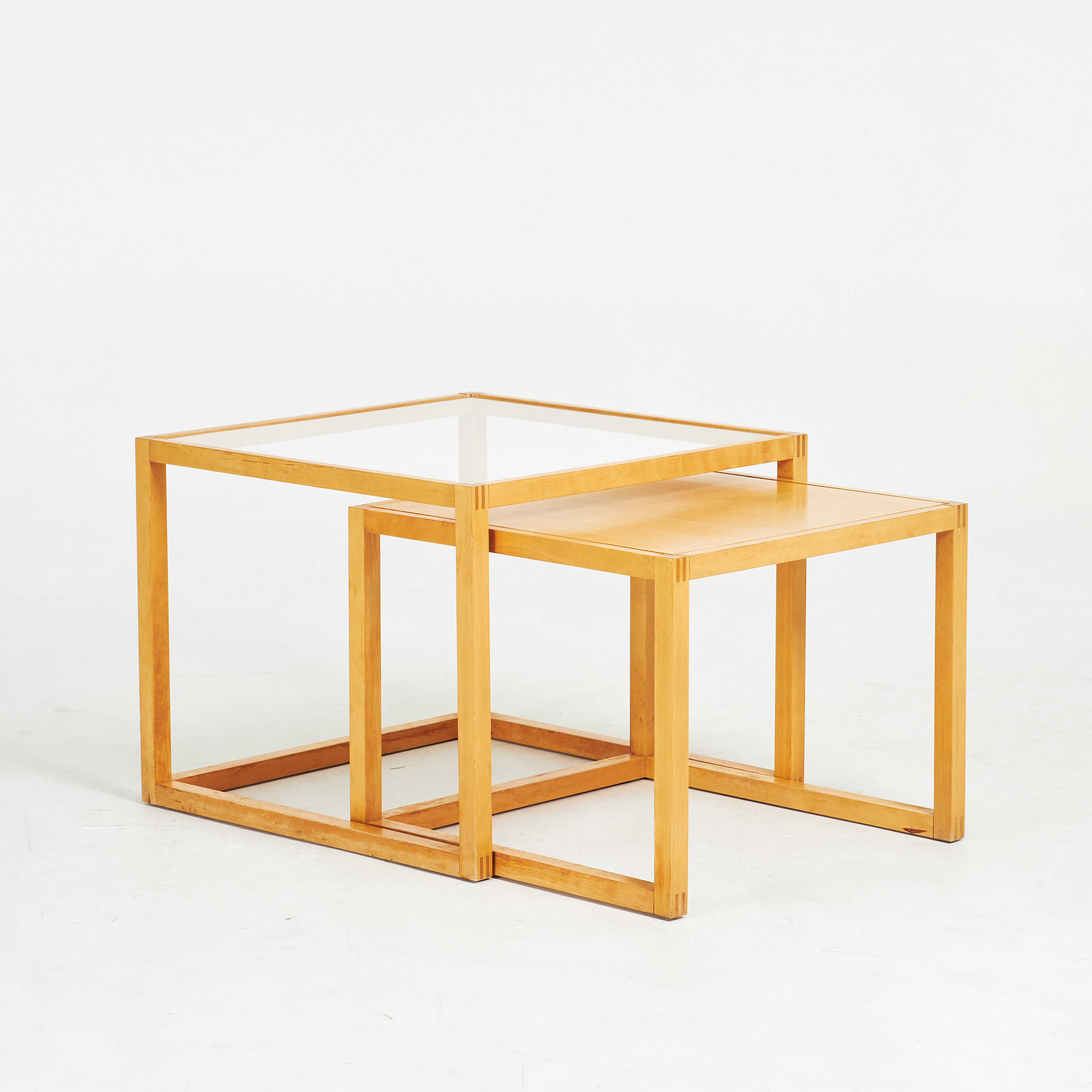 ULLA CHRISTIANSSON. Soffbord/satsbord, 2 dlr, "Trio", björk, ena med glasskiva.