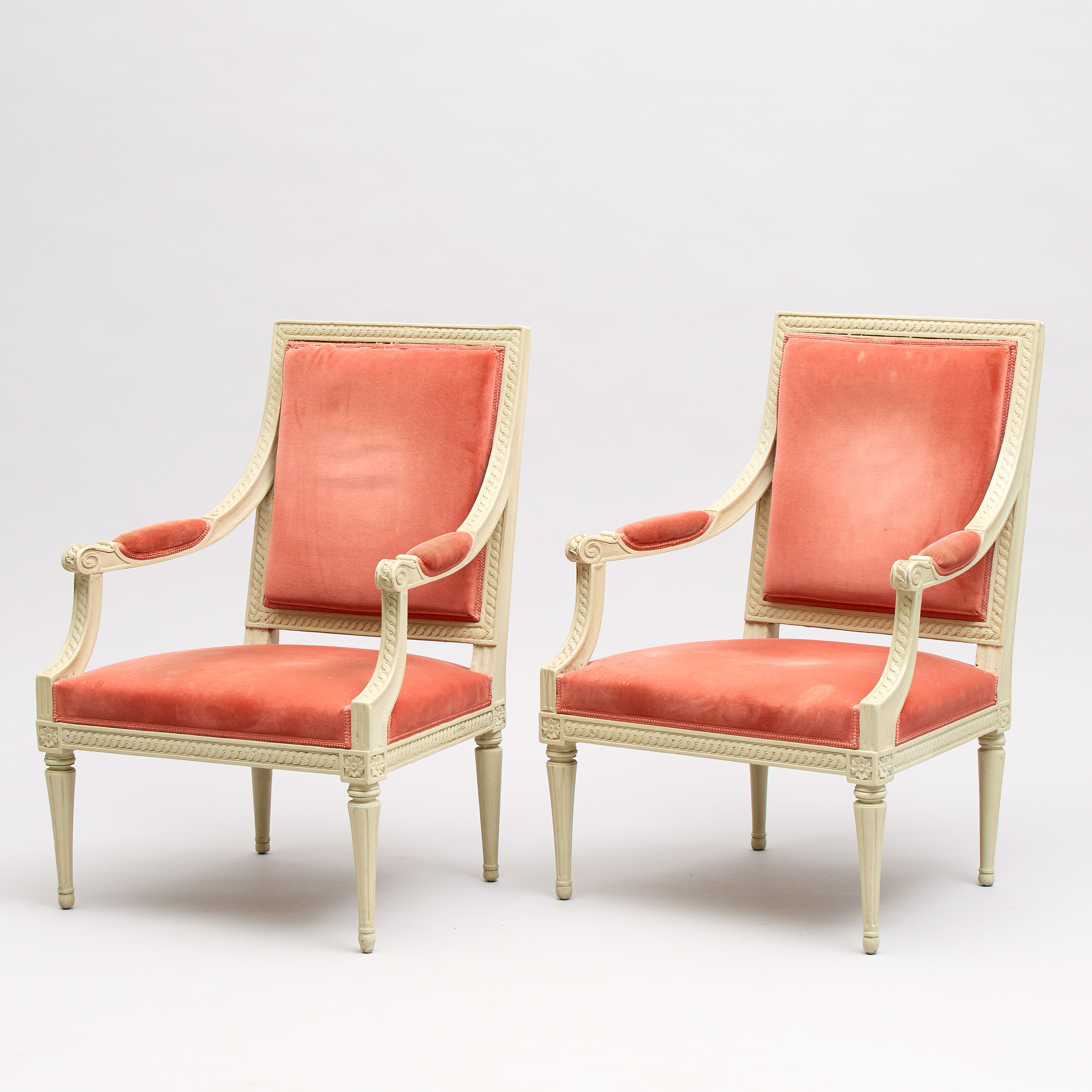 KARMSTOLAR. Ett par, tillskrivna Jacob Malmsten (mästare i Stockholm 1780-88), gustavianska, 1780-tal.