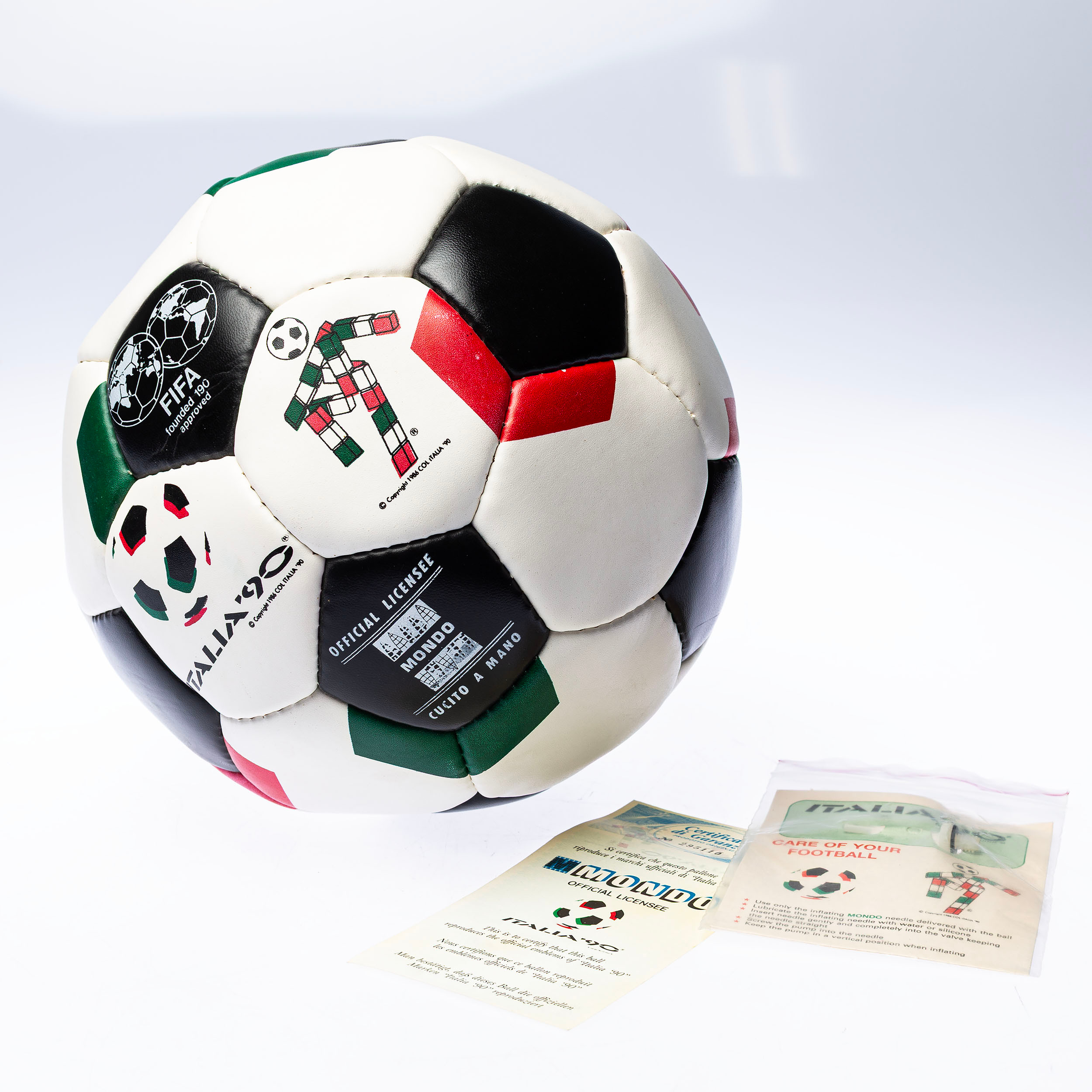 FOTBOLL, med certifikat, VM 1990 Italien.