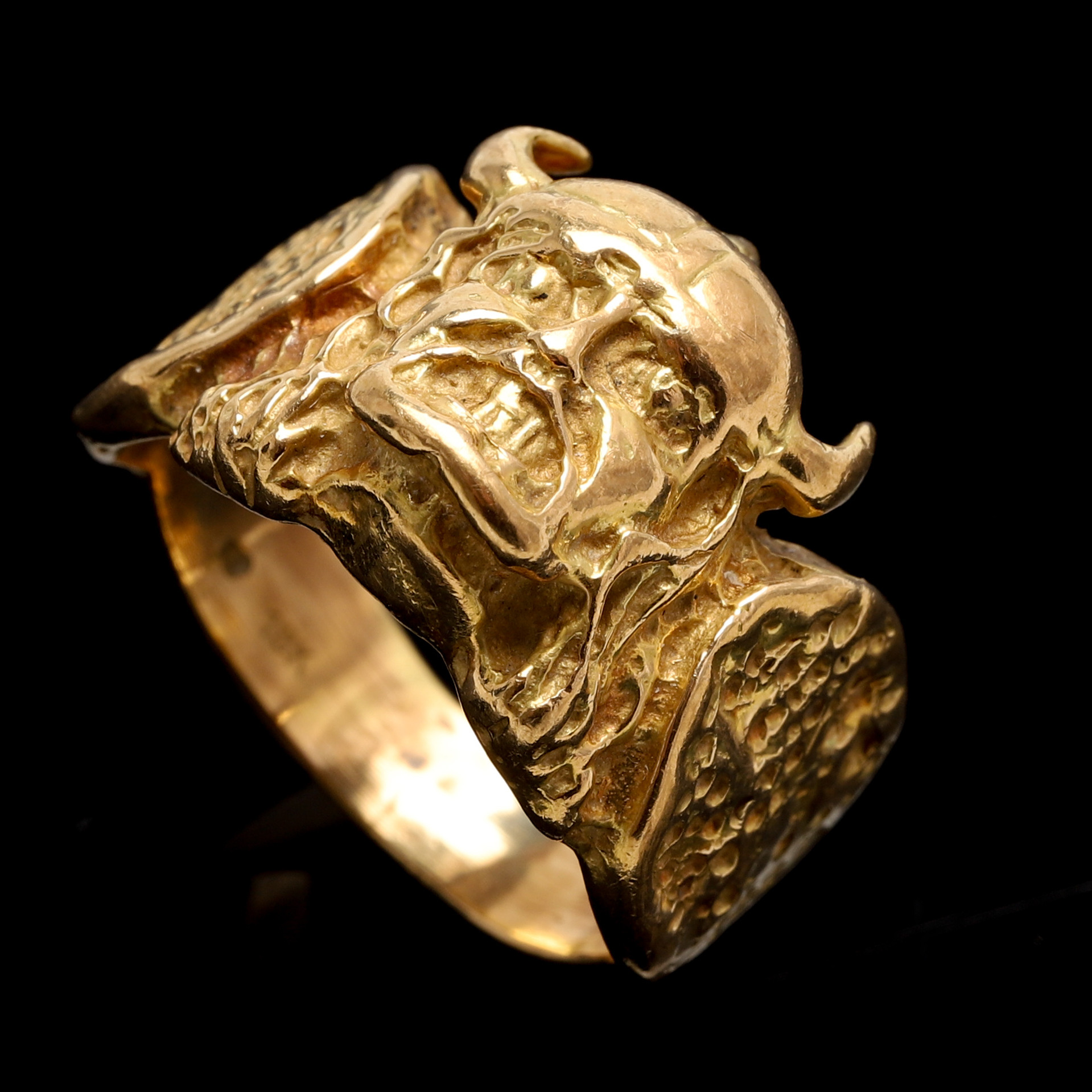 RING, 18K guld. med svensk kontrollstämpel. Motiv med viking. Vikt ca 14,8 gram.