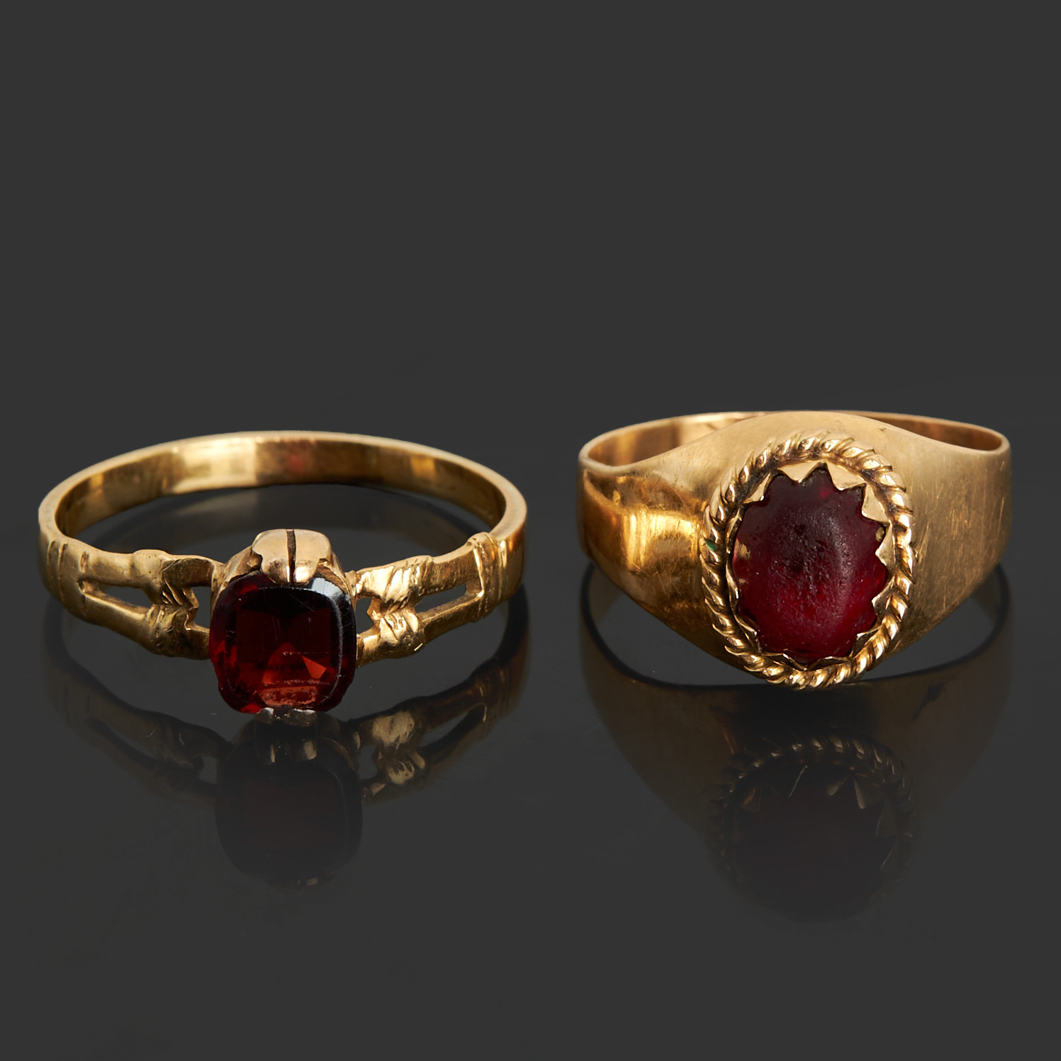 RINGAR, 2 st, 18k guld samt 14k guld, granat, glassten.