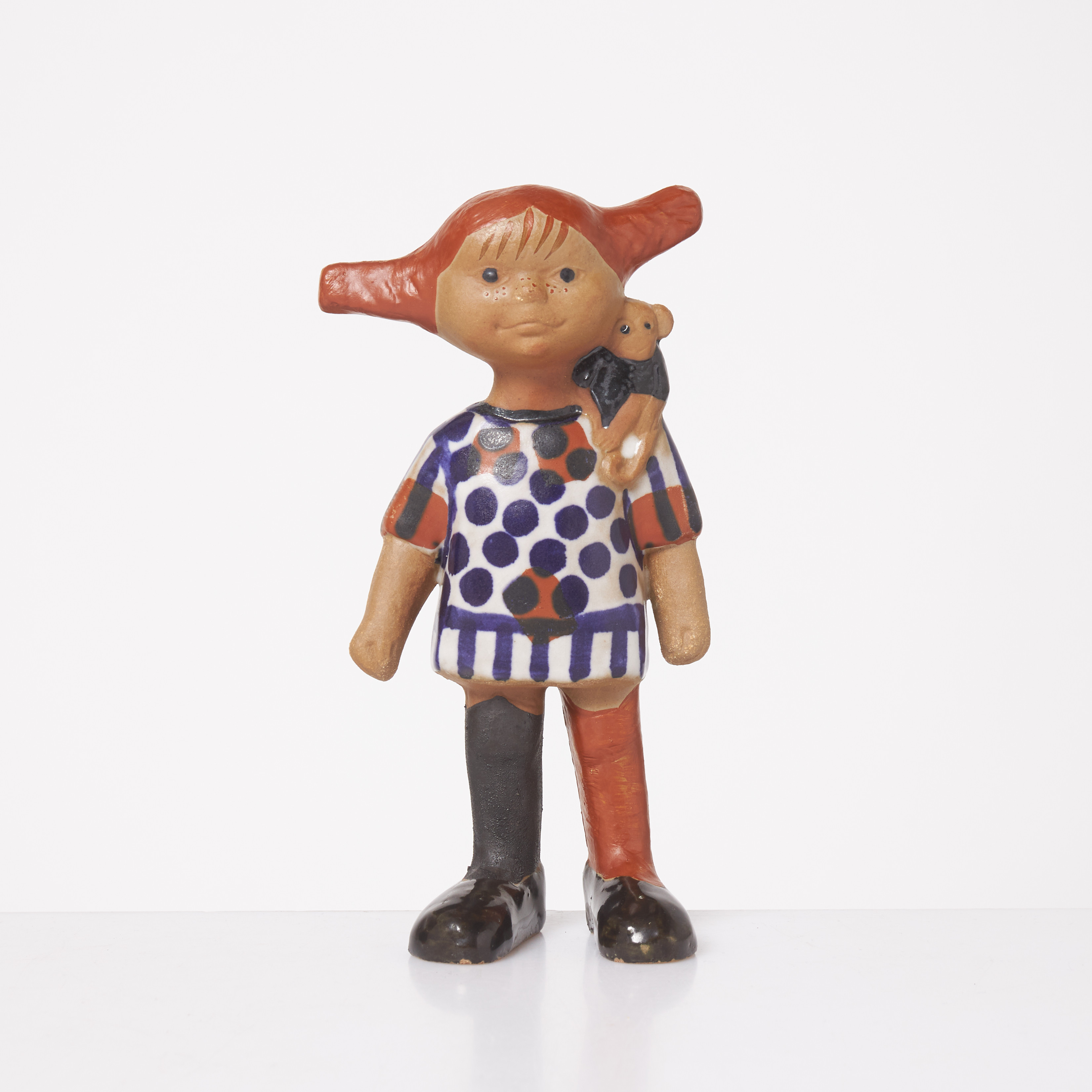 LISA LARSON. "Pippi", figurin, delvis polykromt glaserat stengods, medföljande originalkartong, undertill märkt, Gustavsberg, formgivningsår 1967.