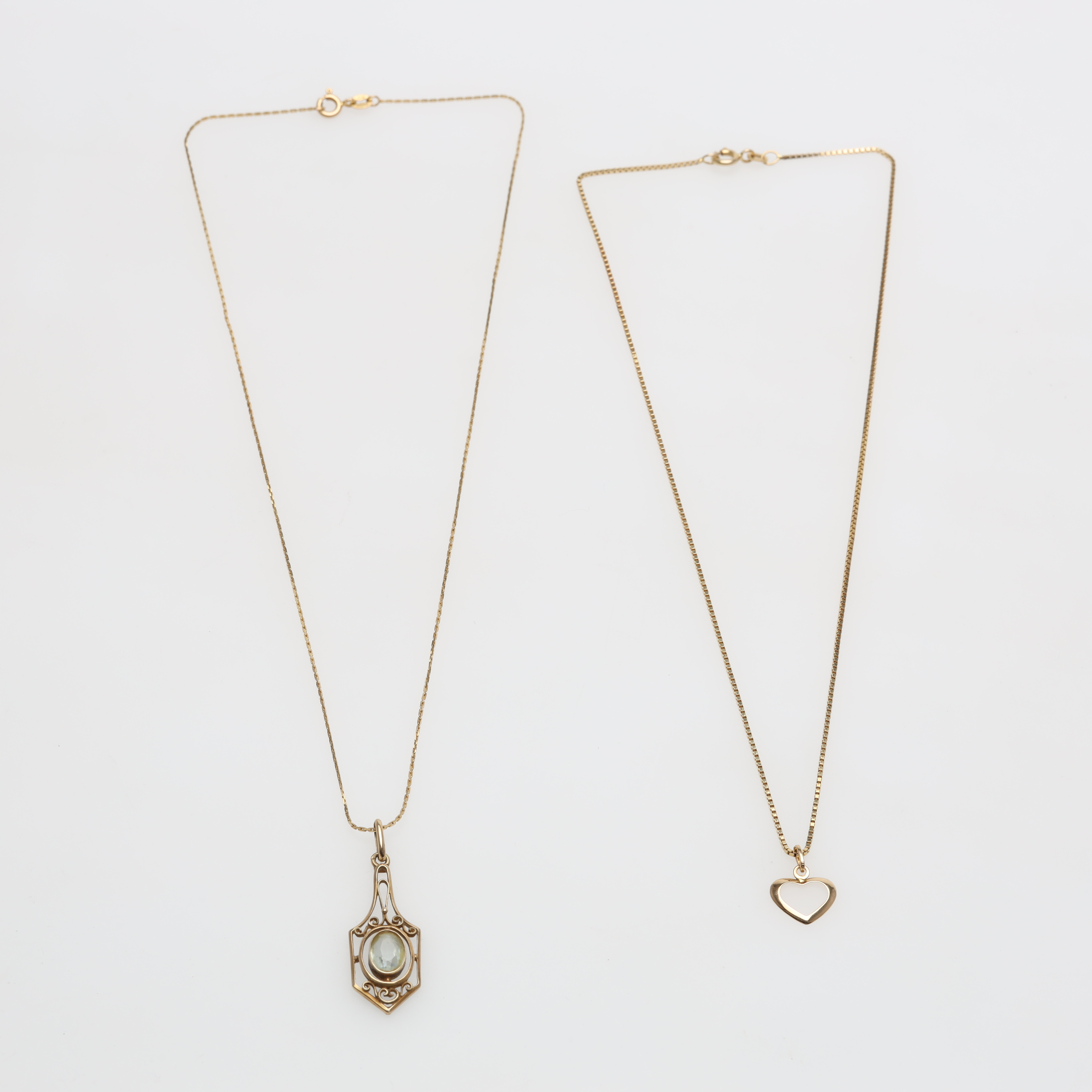 SMYCKEN 4 delar 14K guld bruttovikt ca 5,6 gram.