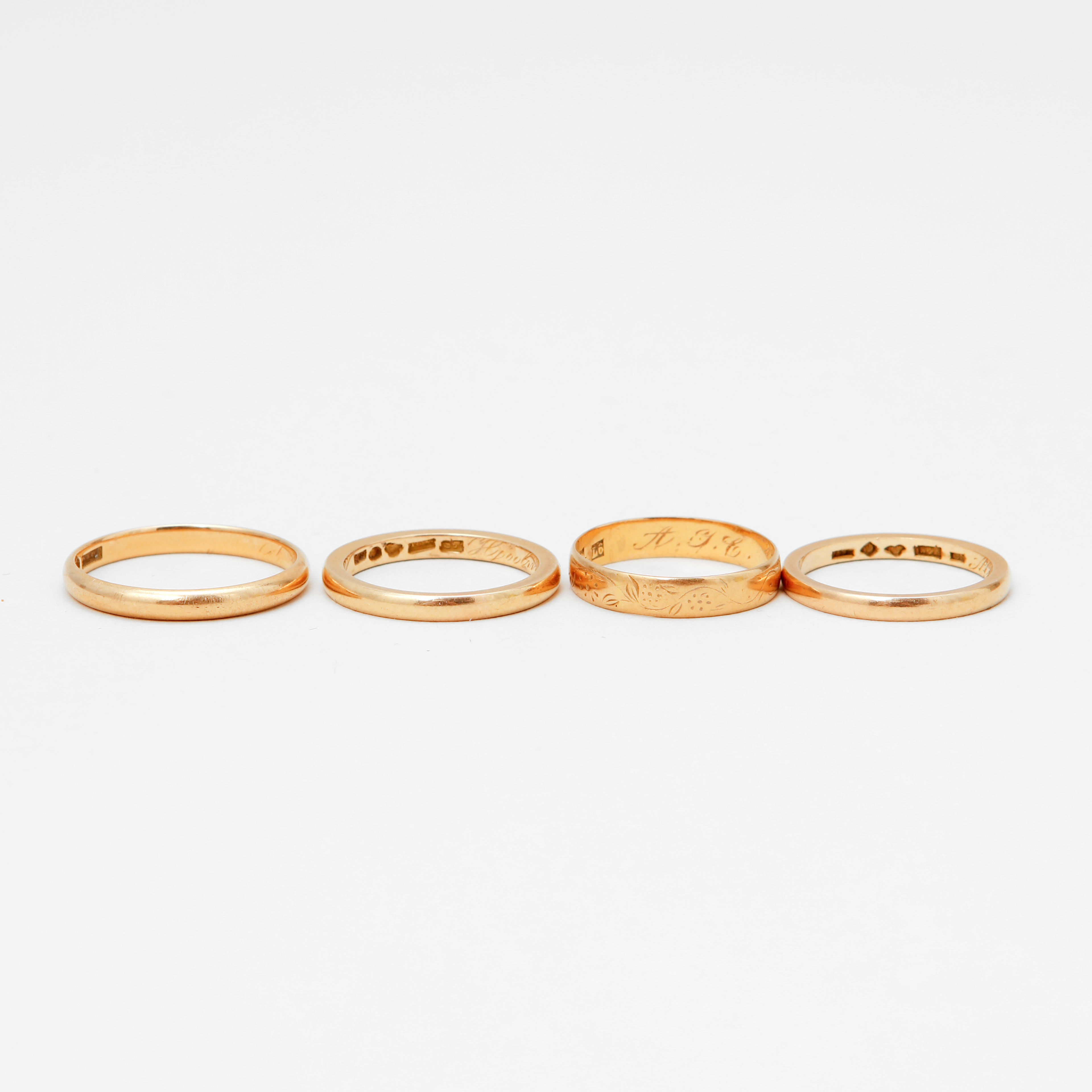 RINGAR, 4 st, 18k guld, vikt ca 14,8 gram.