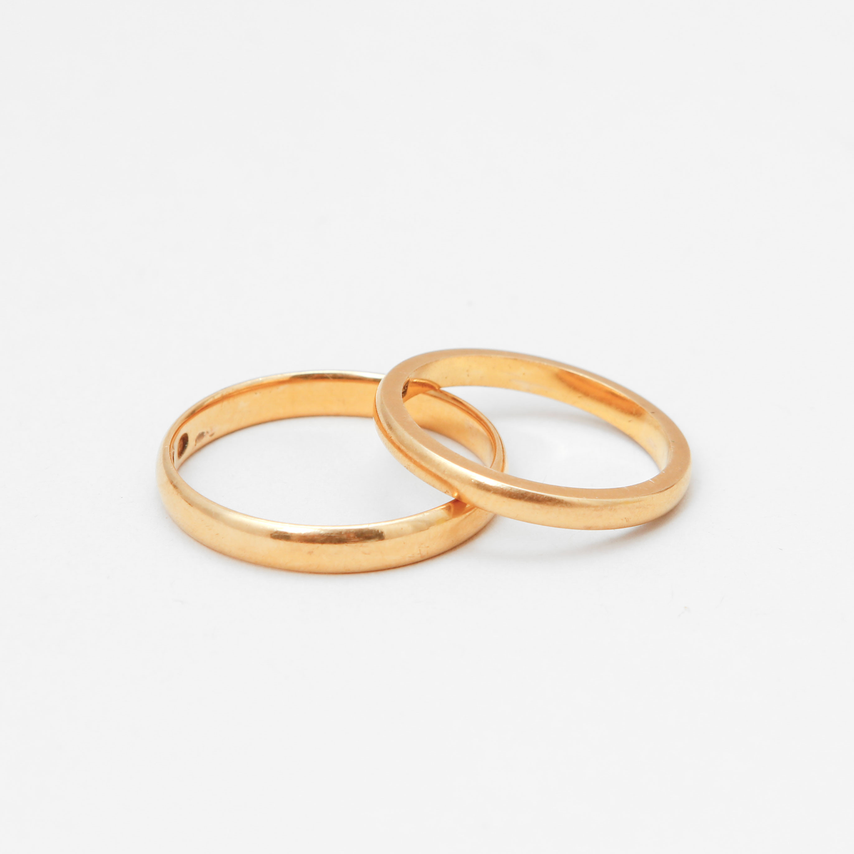 RINGAR, 2 st, 20k guld, vikt ca 7,8 gram.