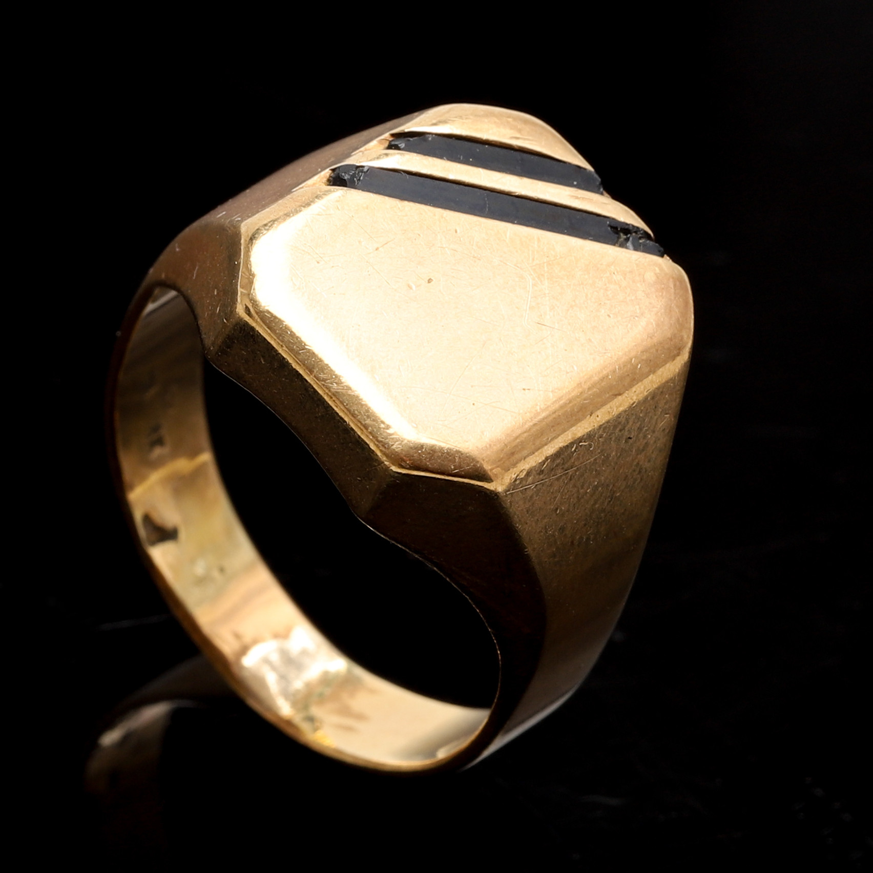 KLACKRING, 18K guld. Svensk importstämpel. Vikt ca 7,4 gram.