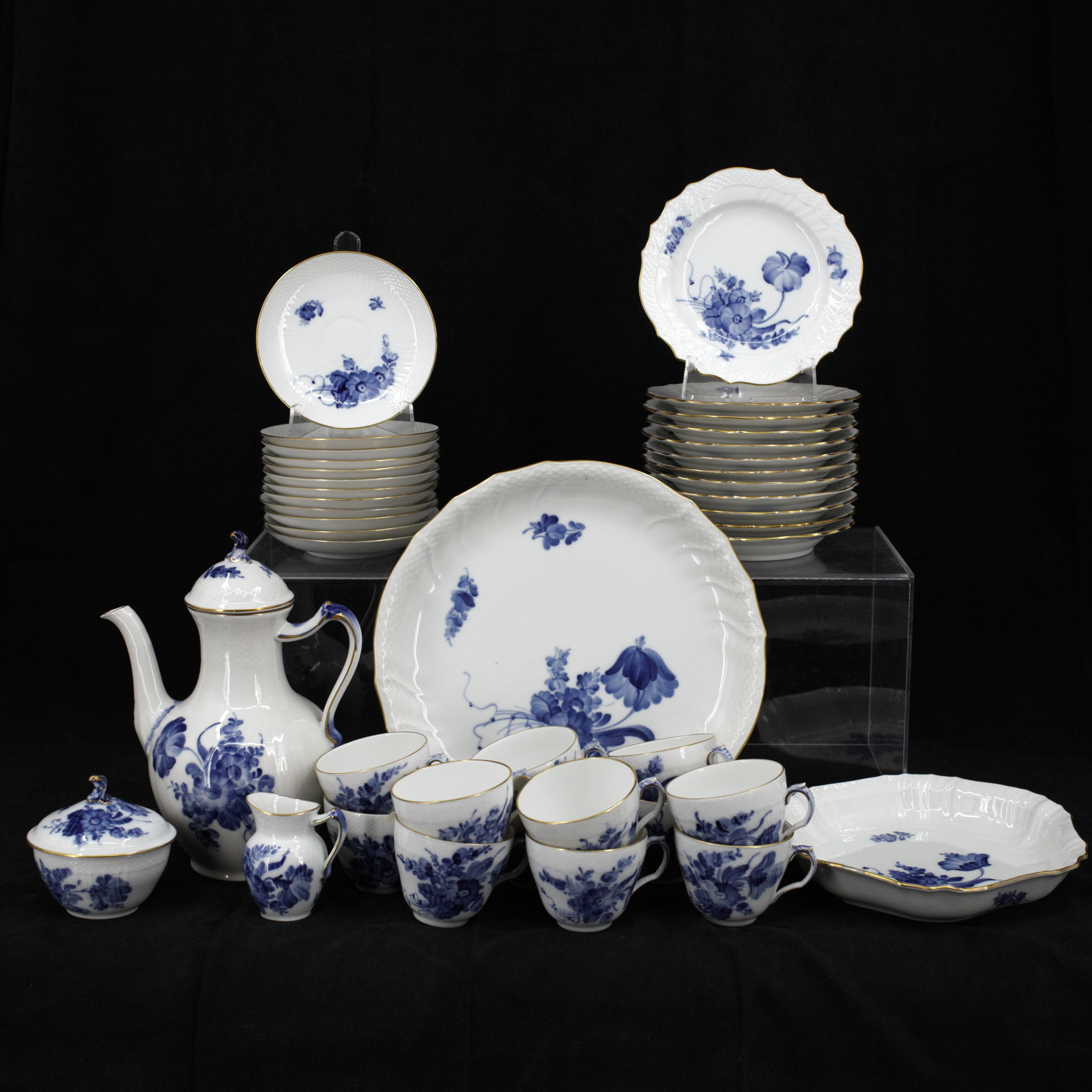 KAFFESERVIS, 41 delar, "Blå Blomst", porslin, Royal Copenhagen, Danmark.