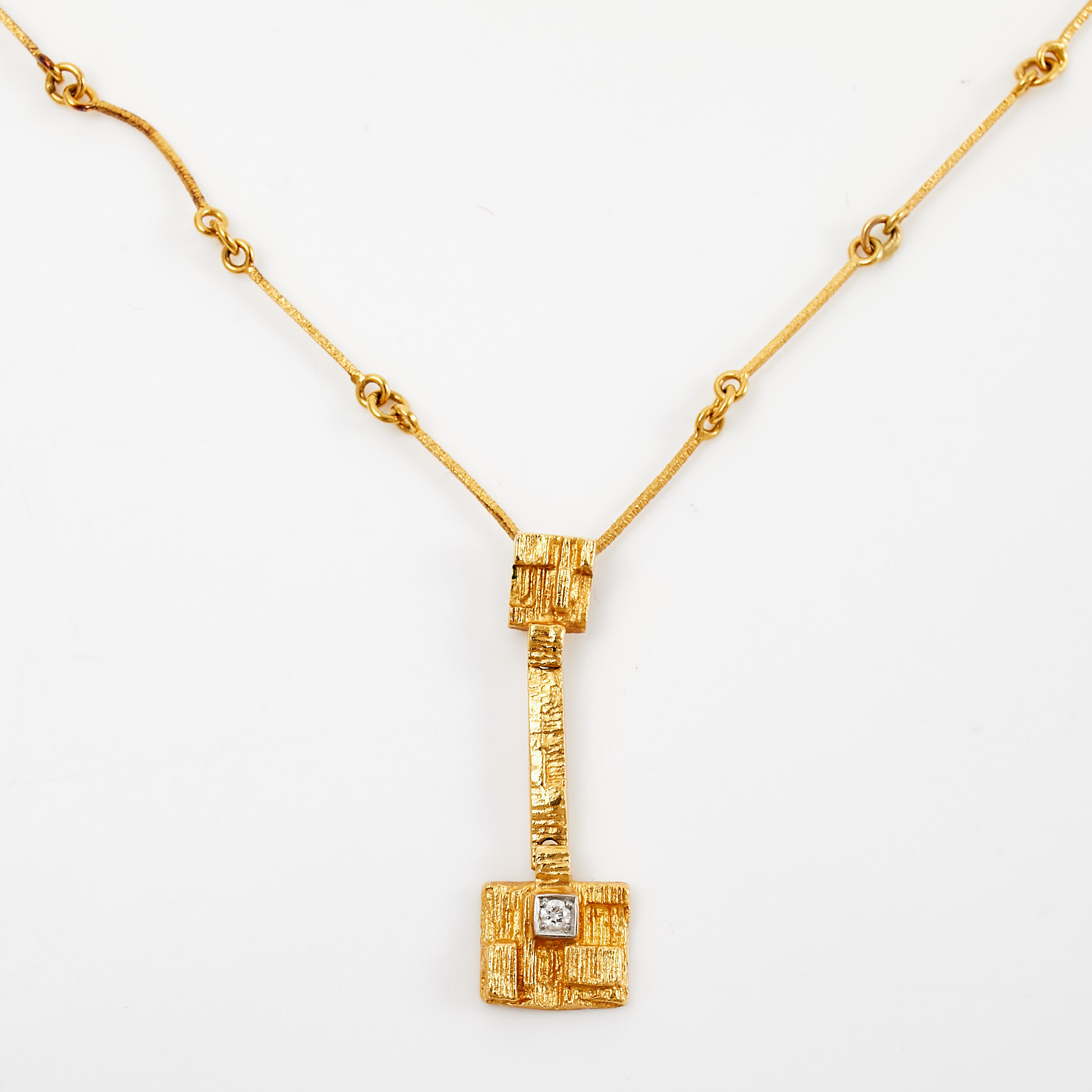 BJÖRN WECKSTRÖM. "Thai", halsband, 18 k guld, 1 briljantslipad diamant, ca 0,02 ct, stavlänk med mellanliggande ringar, Lapponia, Finland, 2011.