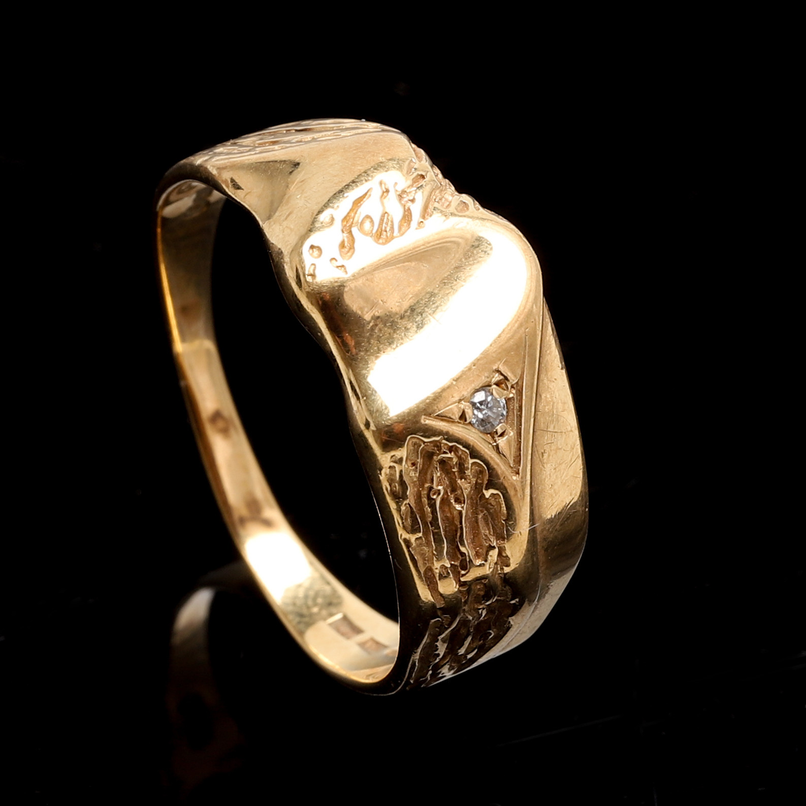 KLACKRING. 18K guld. Med briljant ca 0,02 ct. Bengt Hallberg Köping, 1988. Vikt ca 5,5 gram.