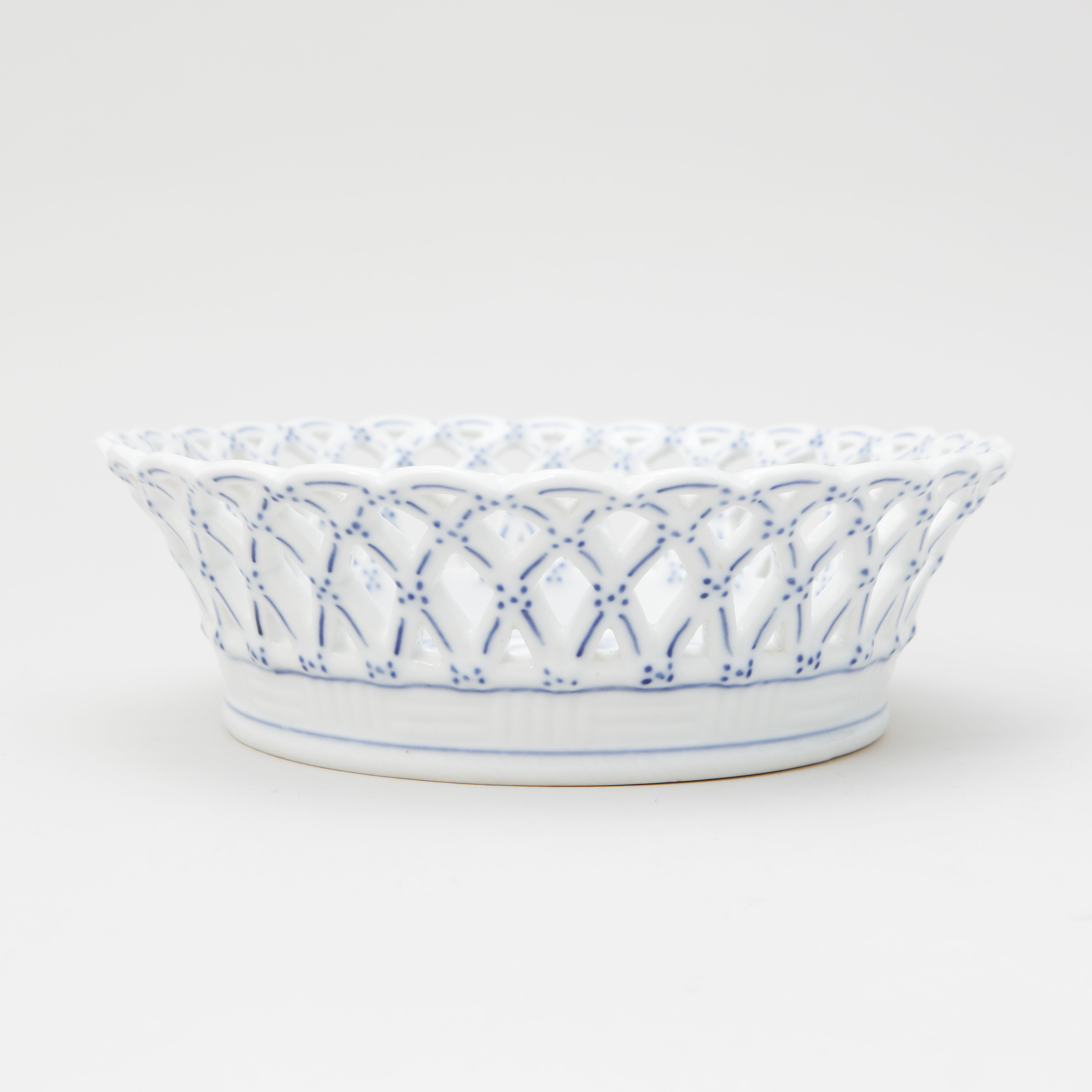 GALLERSKÅL ”MUSSELMALET”, modell nr 1054, porslin, Royal Copenhagen.