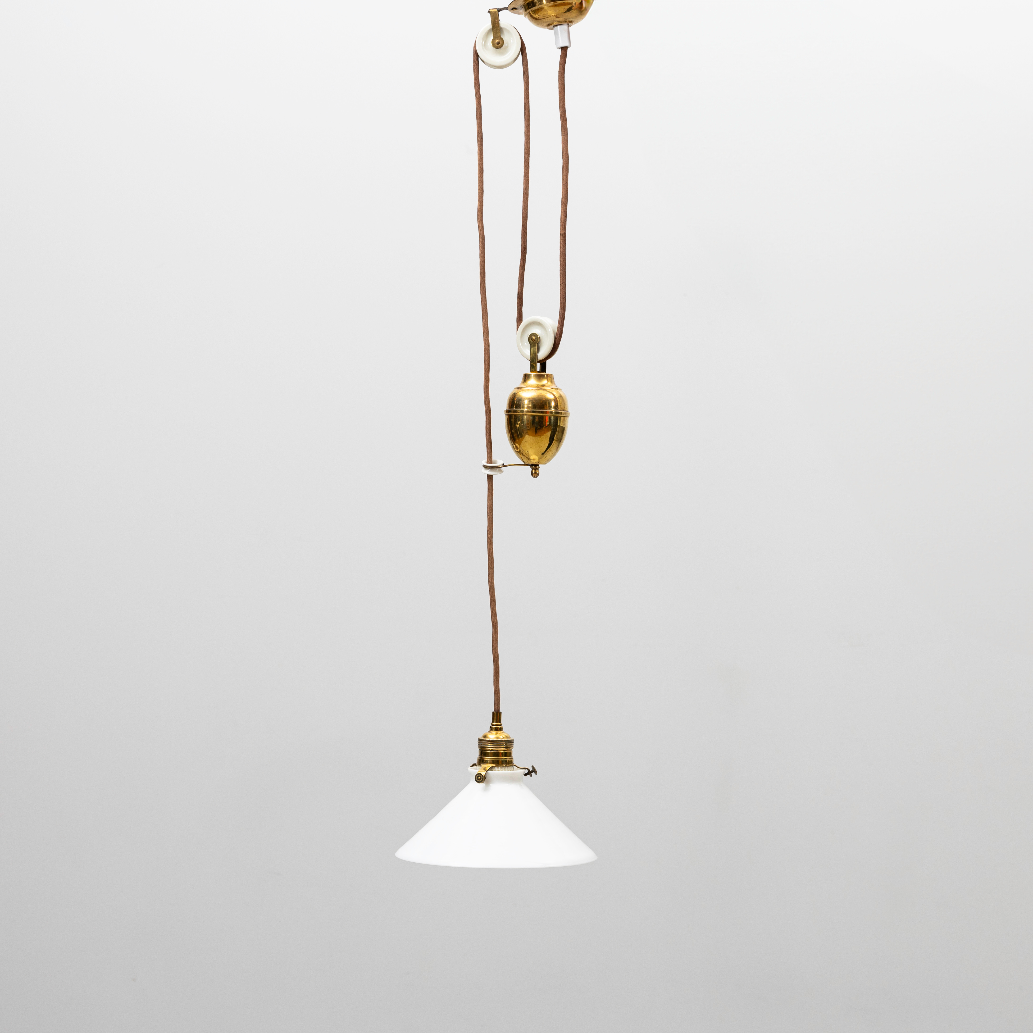 TAKLAMPA, så kallad skomakarlampa, med hiss, mässing och glas, 1900-talets början, höjd ca 14,5 cm.