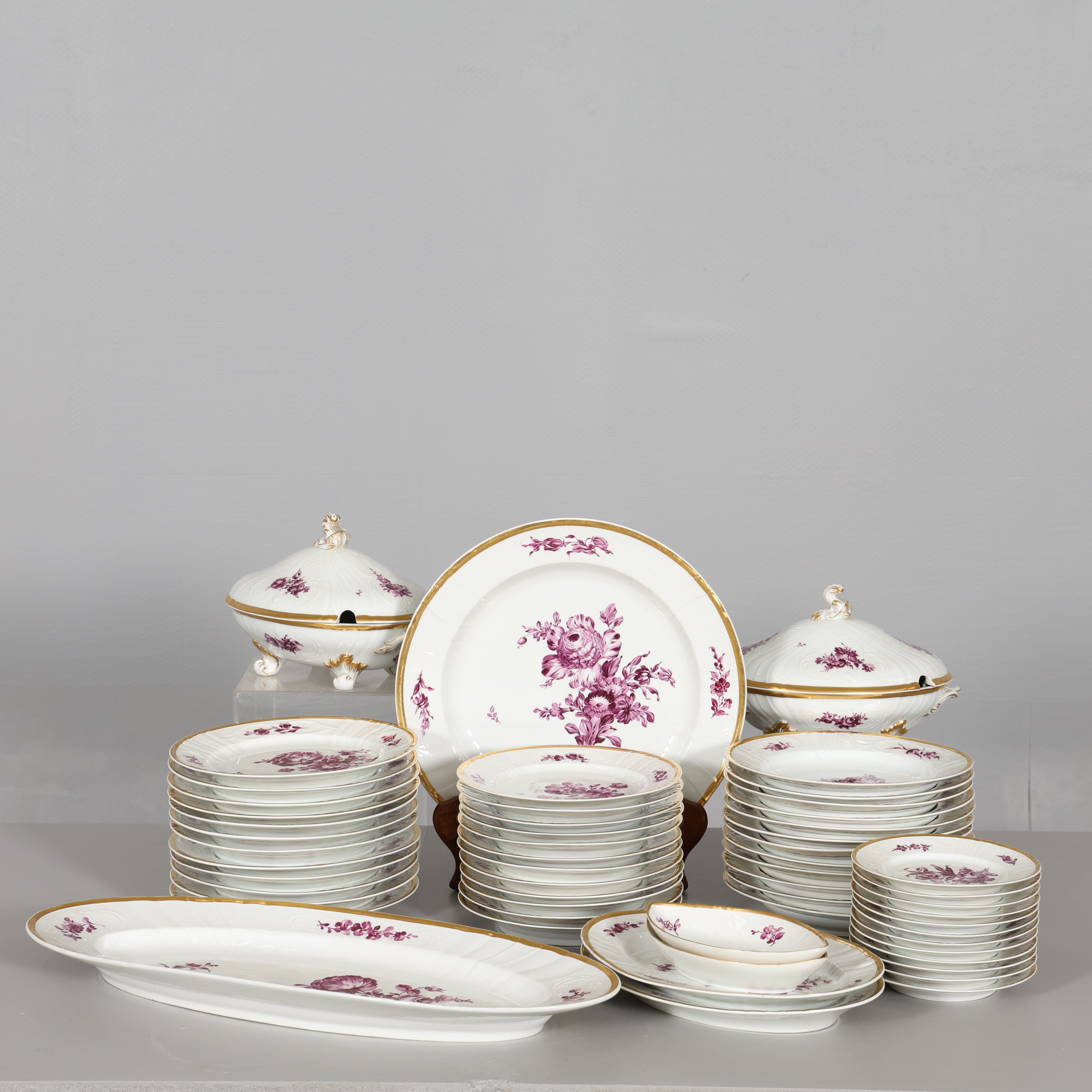 SERVISDELAR 56 st "purpurröd blomster" med guldkant, Royal Copenhagen Danmark.