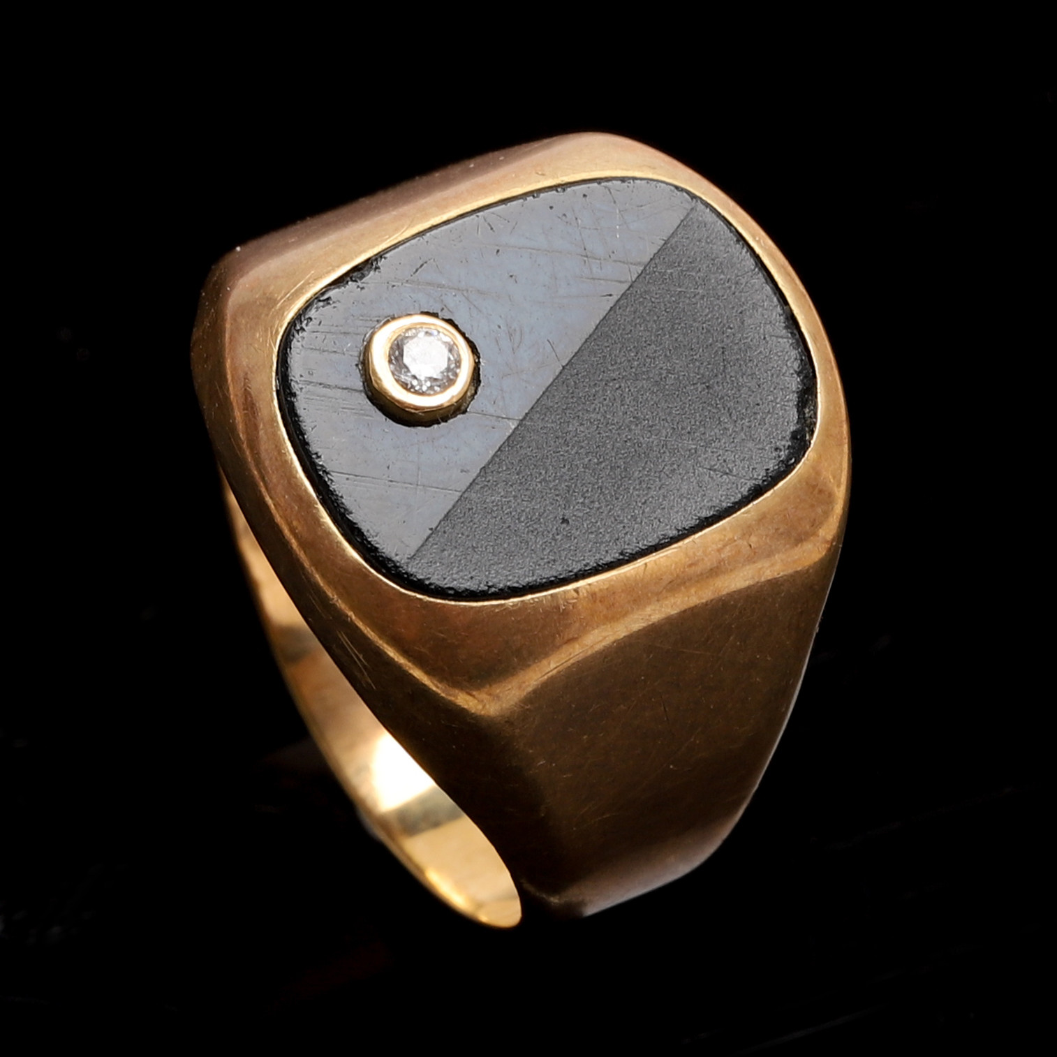 KLACKRING, 18K guld. Med briljant samt onyx. Svensk importstämpel. Vikt ca 5,4 gram.