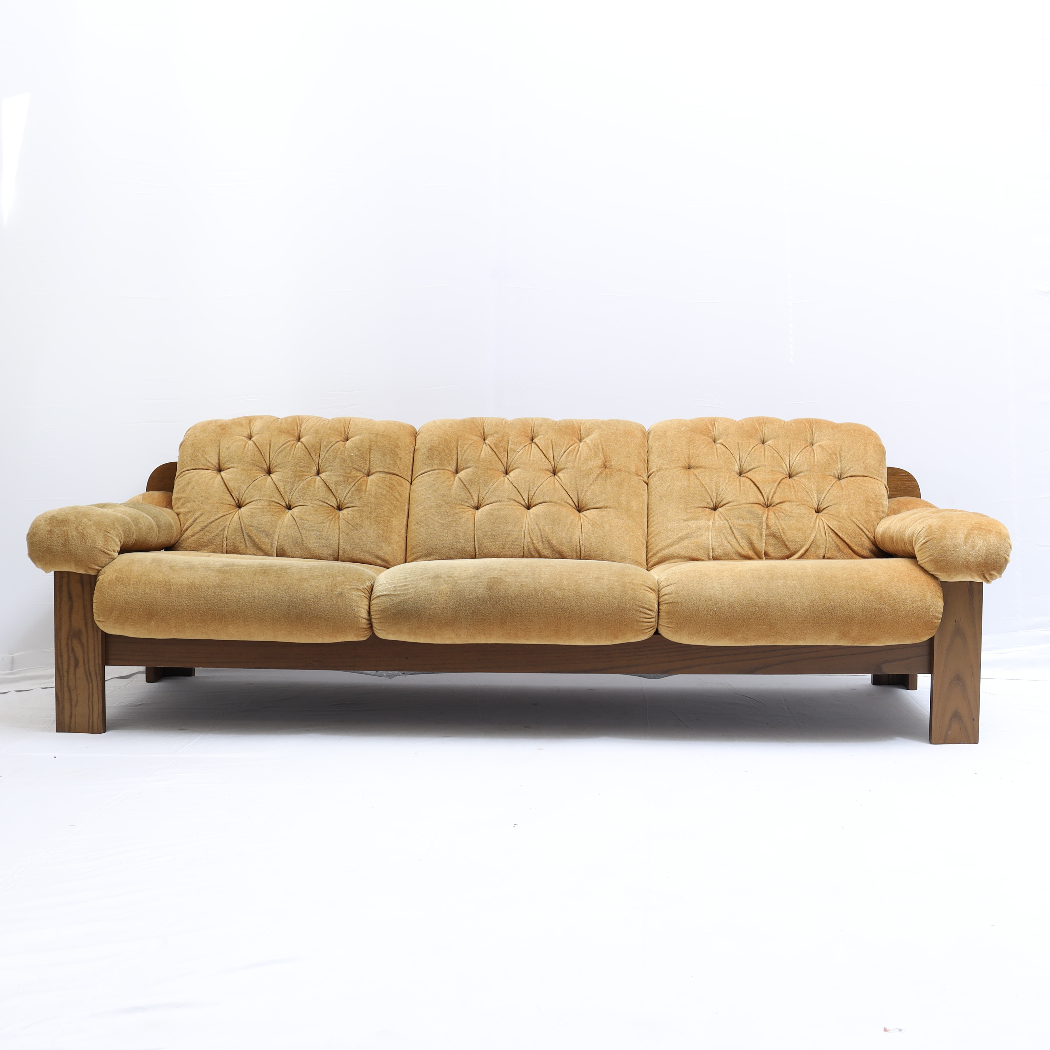 SOFFA, 1970-tal, betsat trä med knappstoppad textil klädsel.