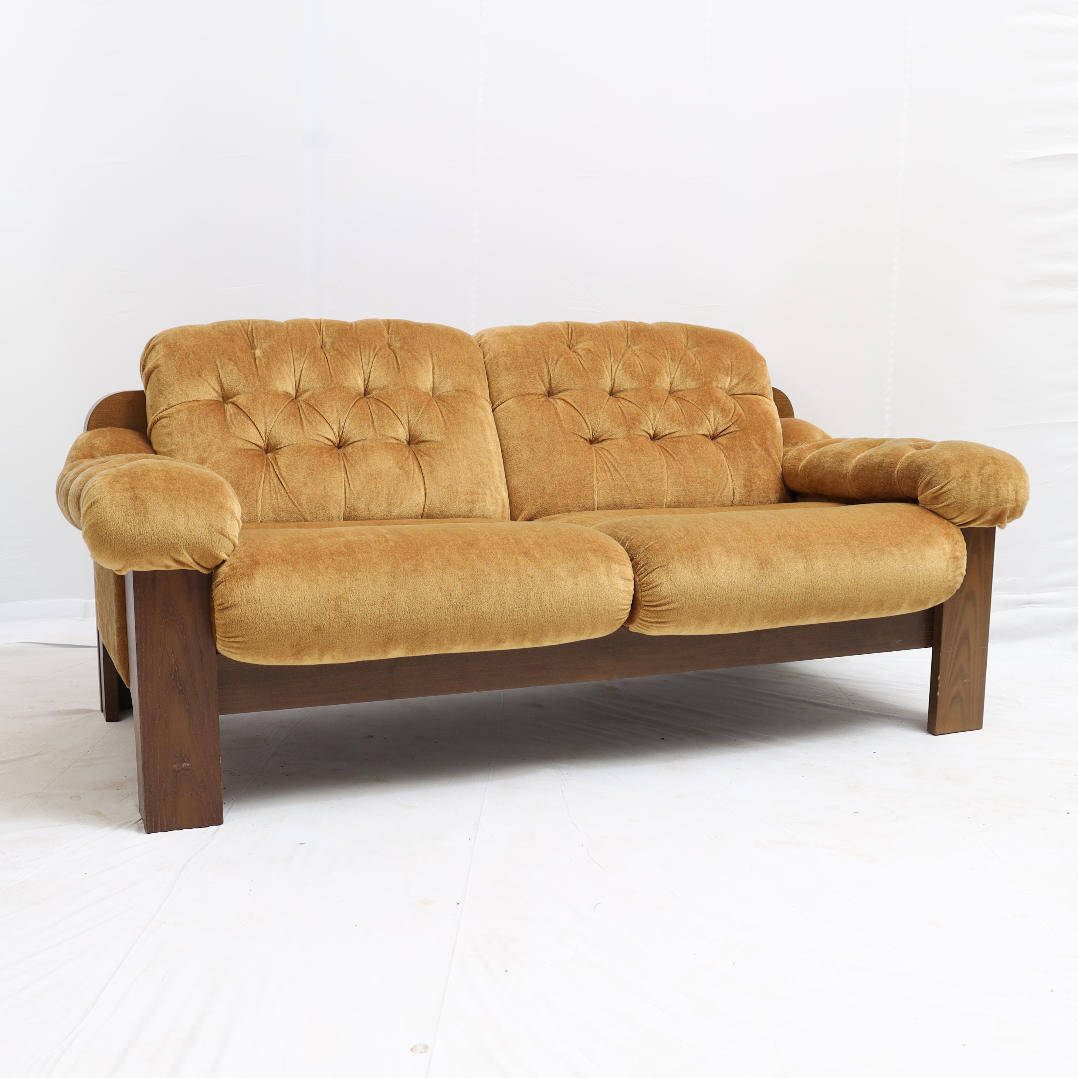 SOFFA, 1970-tal, betsat trä med knappstoppad textil klädsel.
