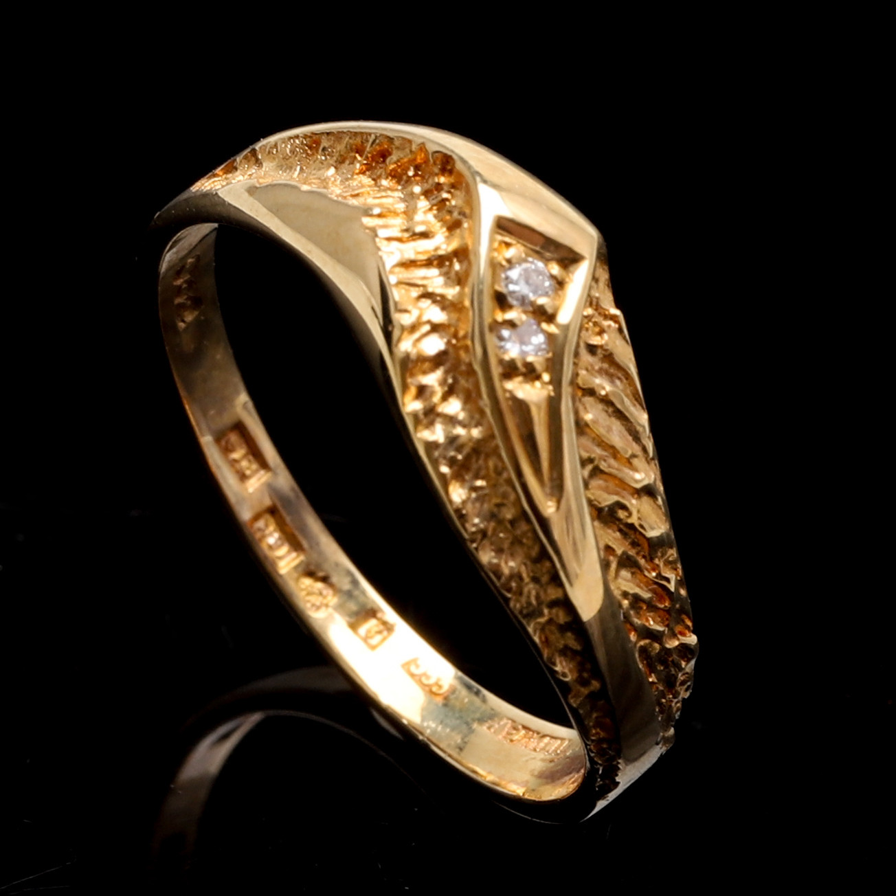 RING, 18K guld. Briljant Enligt gravyr 0,02 ct. Svenska stämplar. Vikt ca 2,4 gram.