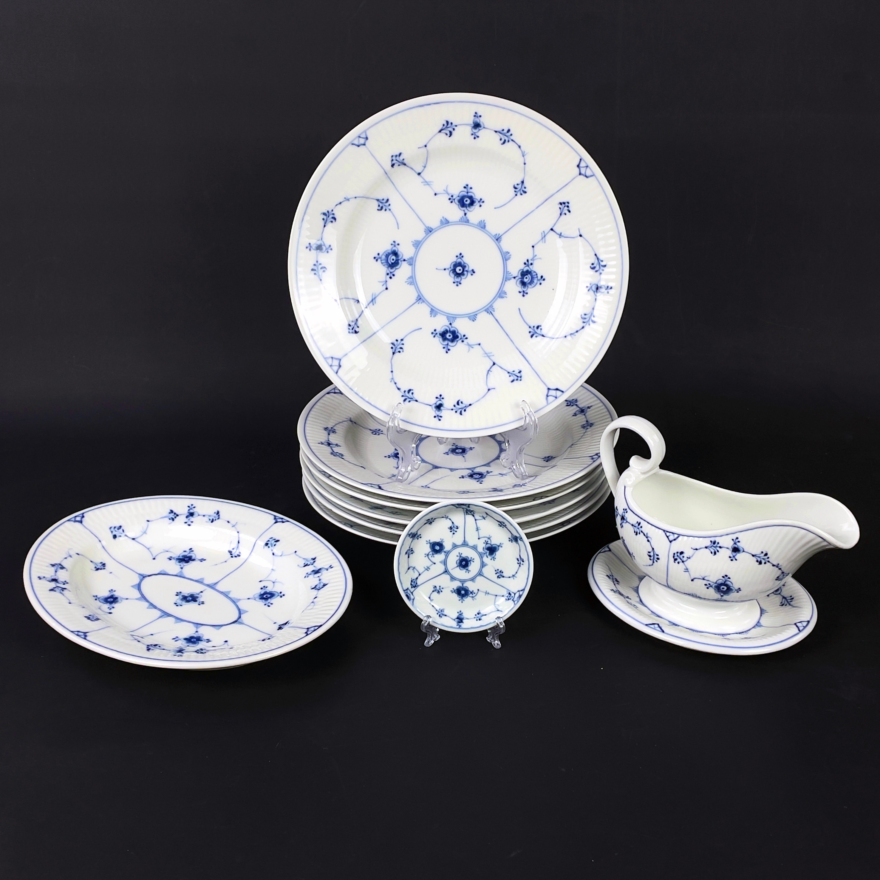 MATSERVISDELAR, 8 st, Musselmalet Riflet. Royal Copenhagen, Danmark, första sortering.
