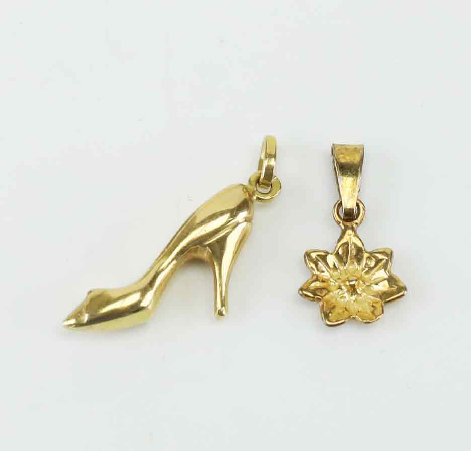 HÄNGEN, 2 st, klacksko, blomma, guld 18K.