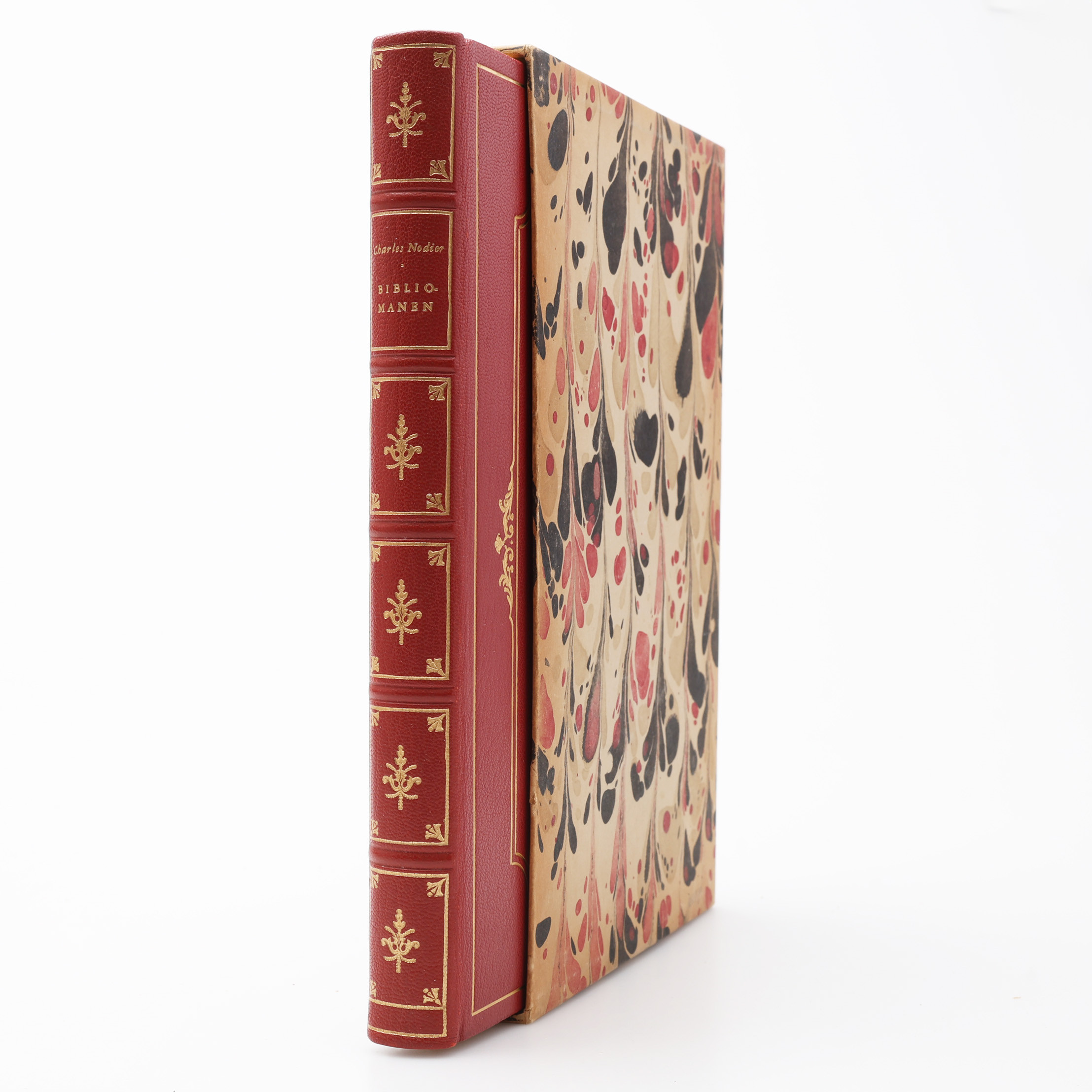 BIBLIOFILI. CHARLES NODIER'S BIBLIOMANEN I DEN BIBLIOFILA UTGÅVAN I ETT PRAKTBAND I M´RÖD MAROKÄNG. MED EN SIGNERAD KOLORERAD ORIGINALETSNING AV EBBE SADOLIN. NR. 9 AV 200 EXEMPLAR.
