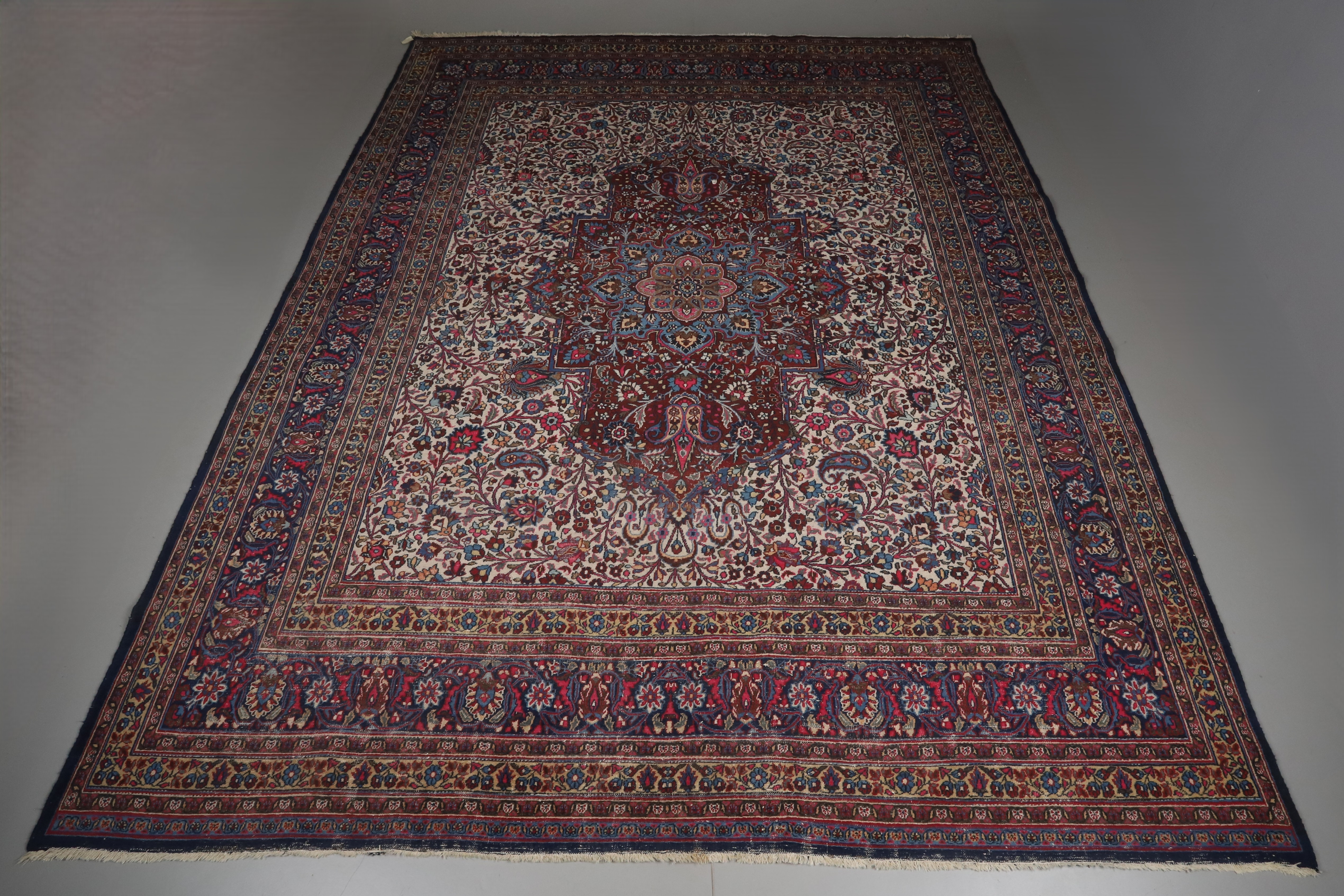 MATTA, Meshed, orientalisk, 322 x 410 cm.