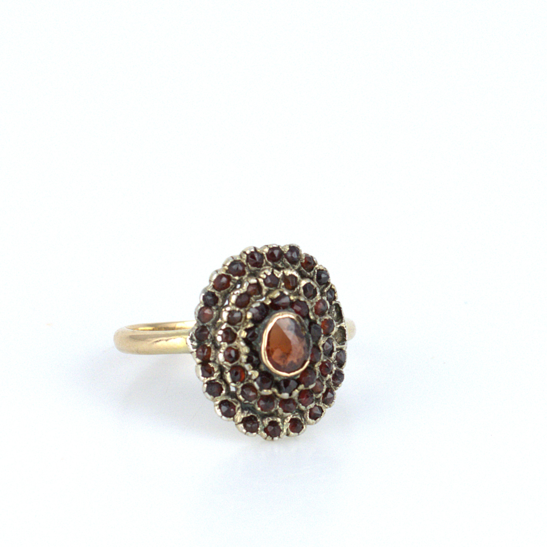 RING med granater, guld 18k, Malmö 1931.