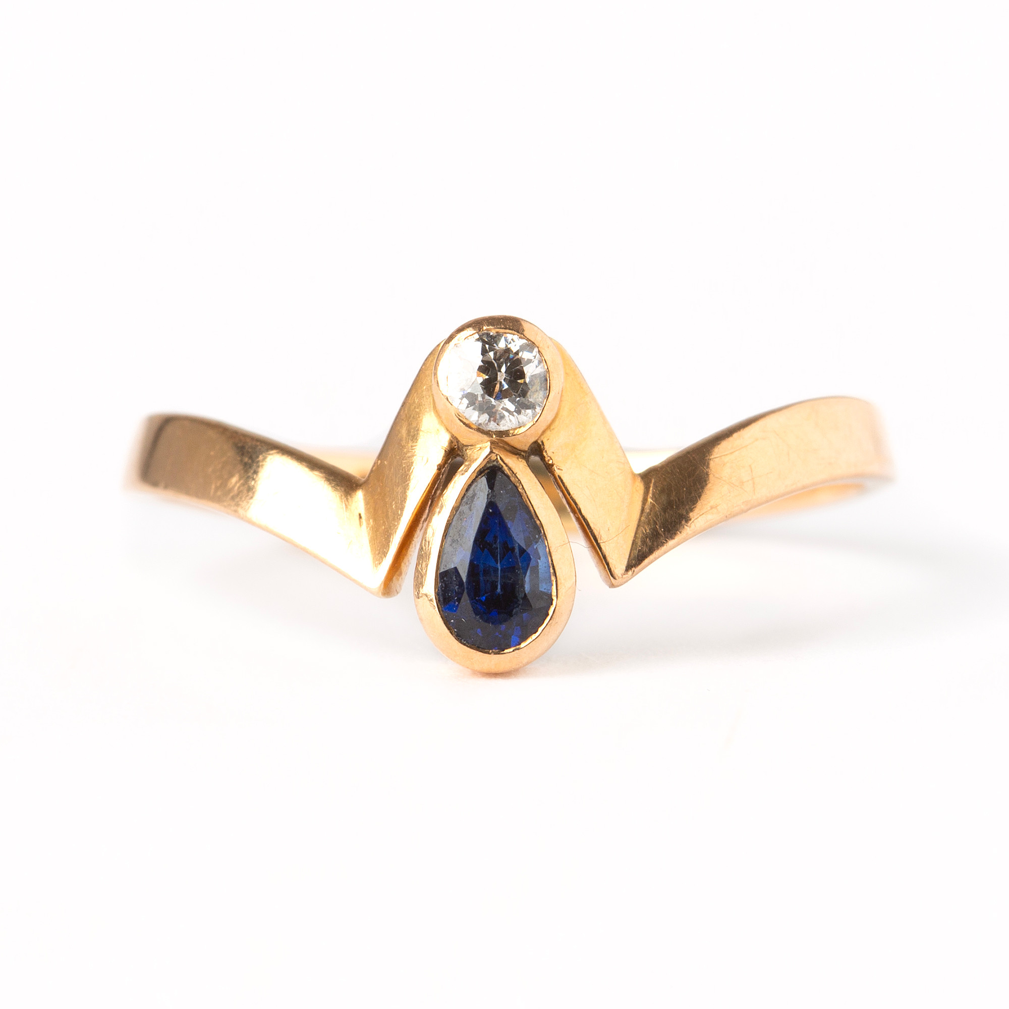 RING, 18K guld med navetteslipad safir och briljantslipad diamant, kattfotstämplad.