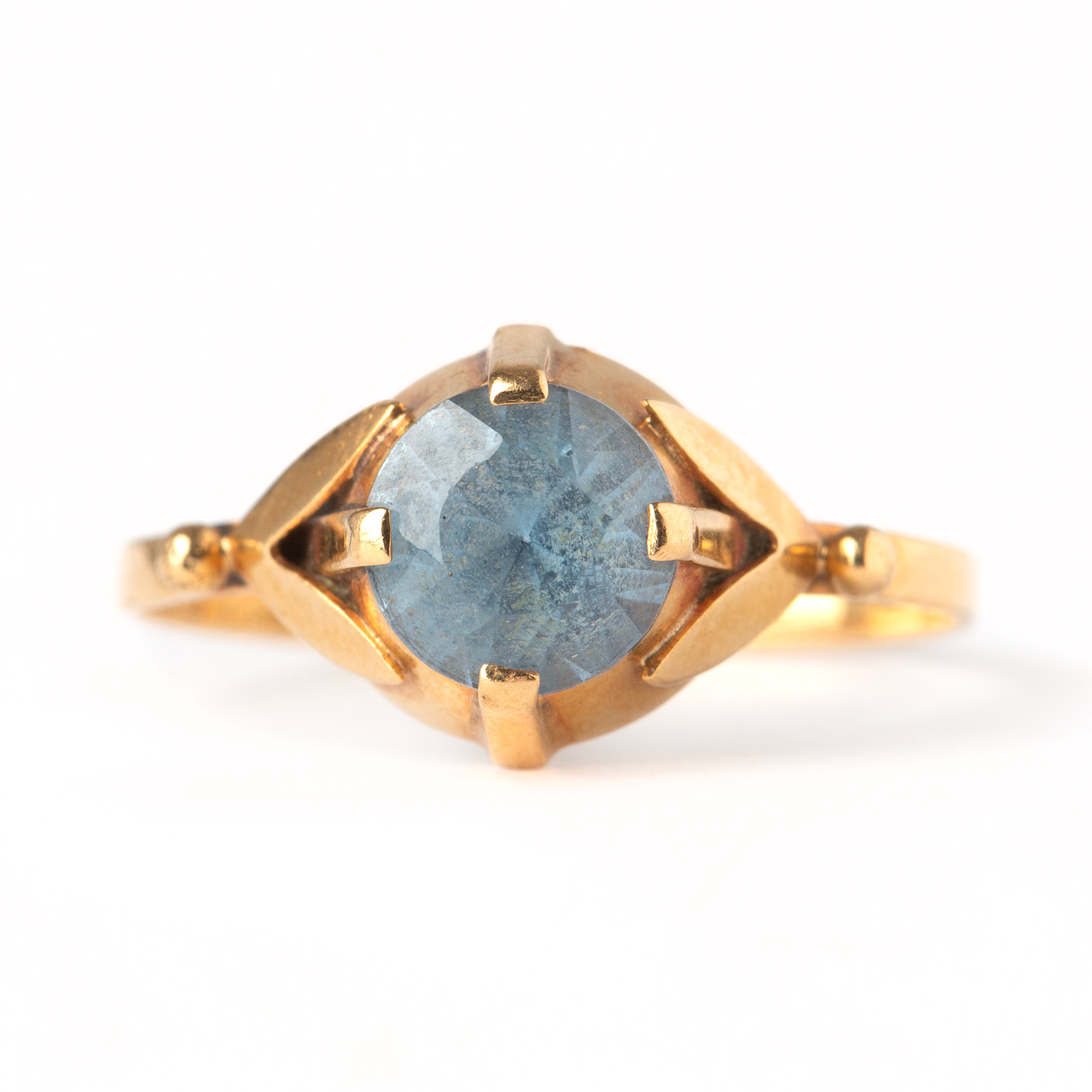 RING, 18K guld med fasettslipad syntetisk blå spinell, Hallberg, Köping, 1957.