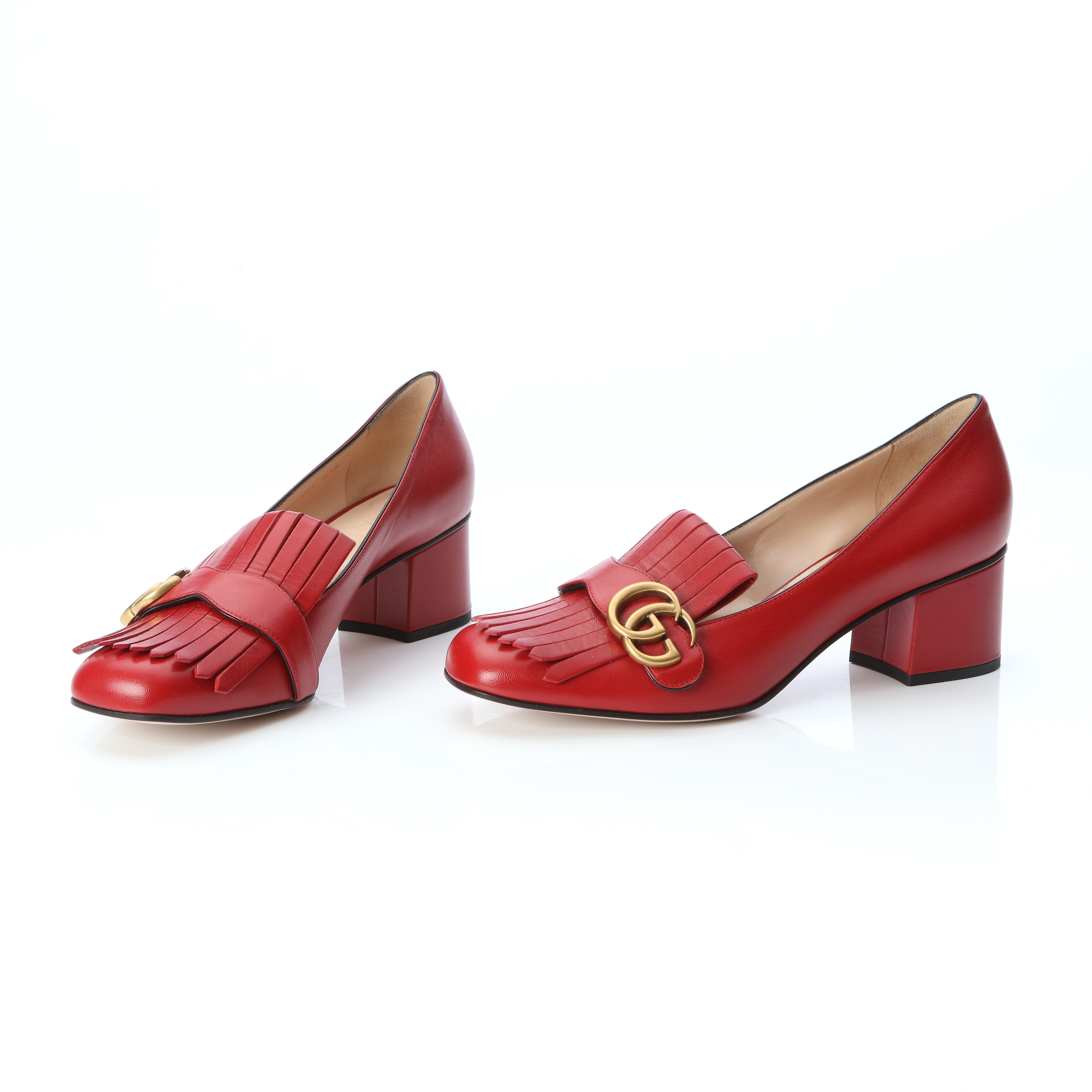 GUCCI, "MARMONT" SKOR, ETT PAR. Rött läder med GG-monogram i mässingsfärgad metall, lädersula.