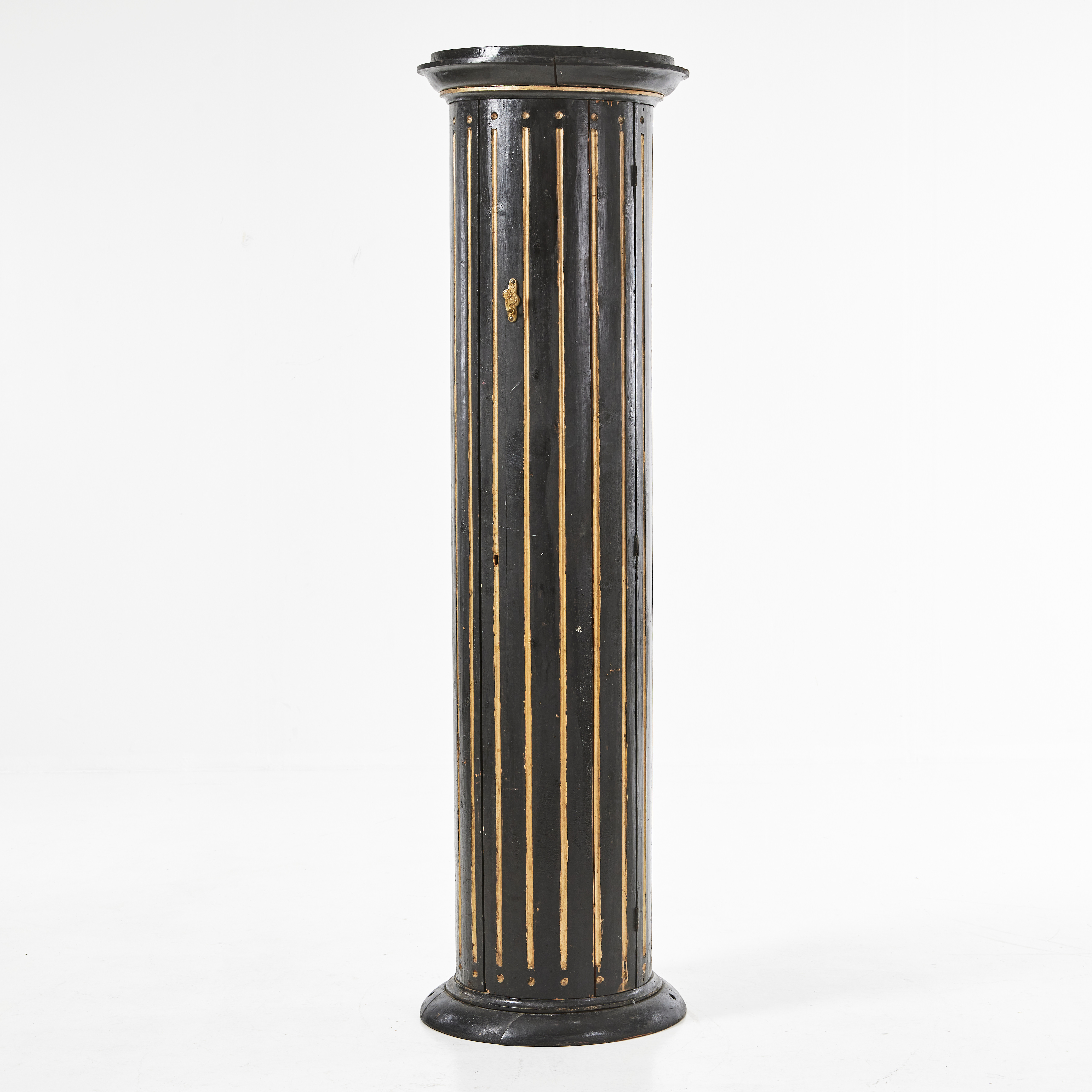 KOLONNSKÅP, 1800-talets slut, gustaviansk stil, svartmålad med guld, räfflad.