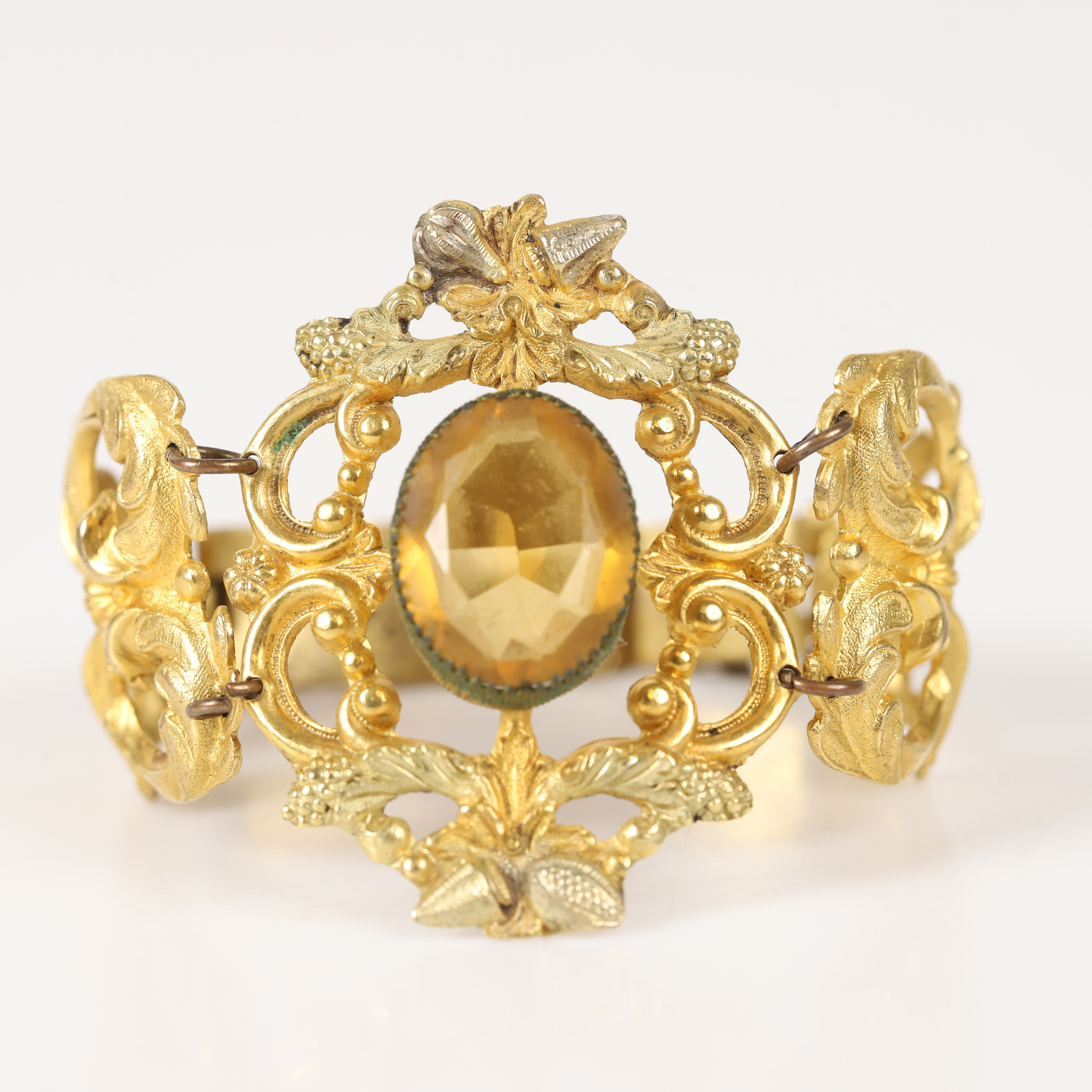 ARMBAND, pinchbeck med fasettslipad sten, Ryssland, 1800-tal.