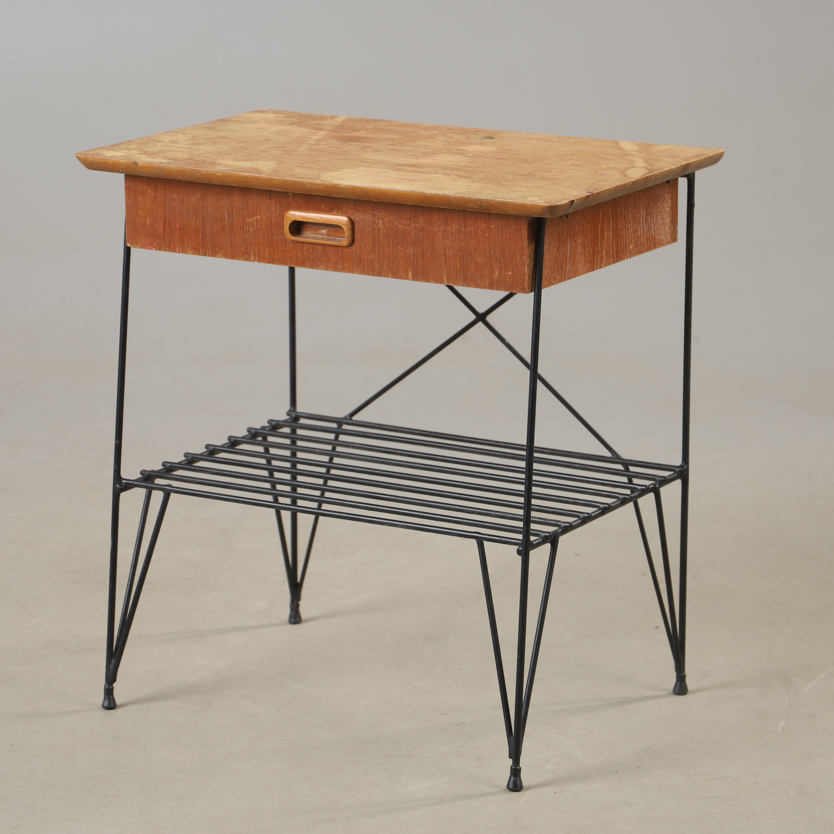 STRINGBORD, teak och metall, 1900-talets mitt.