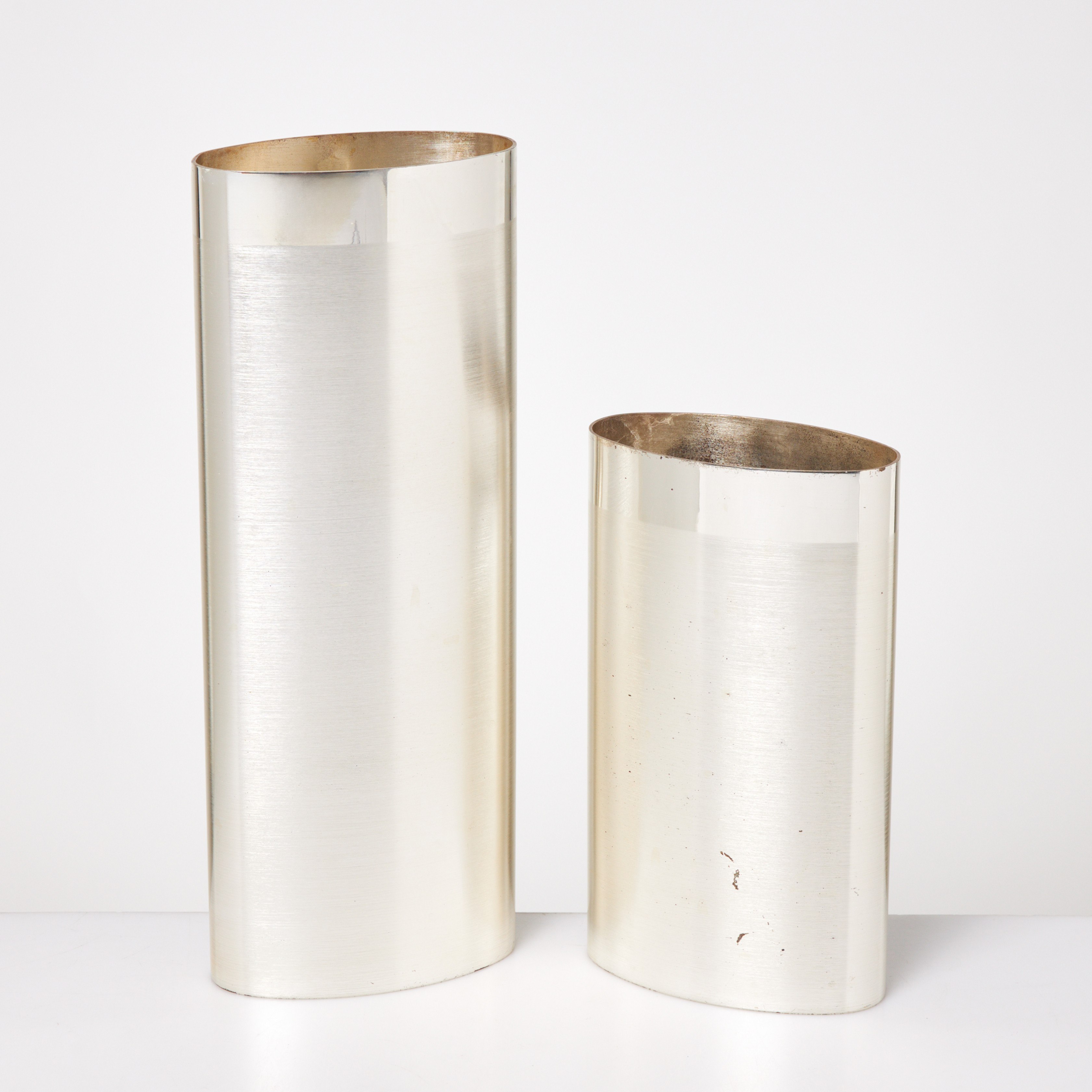 MIKAEL KURPATOW. "Elegance", vaser, 2 st, delvis borstad mässing, silverplätterade, undertill märkta, Skultuna, 2000-tal.