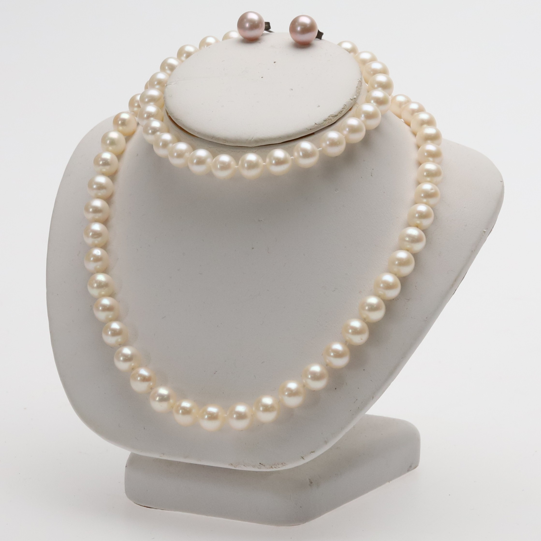 PÄRLOR, HALSBAND, ARMBAND, ÖRHÄNGEN.