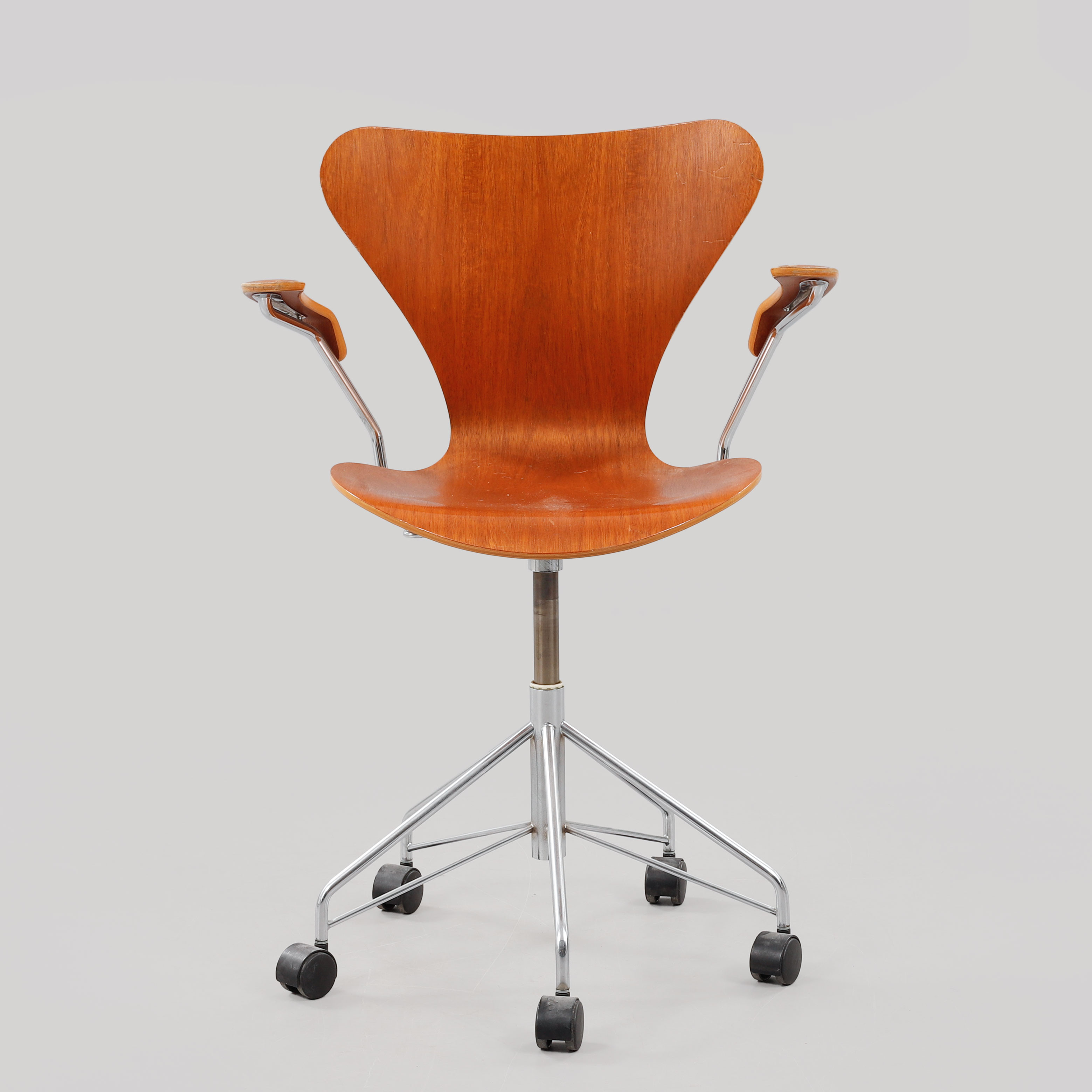 ARNE JACOBSEN. Kontorsstol, "Sjuan", Fritz Hansen, Danmark, 1997.