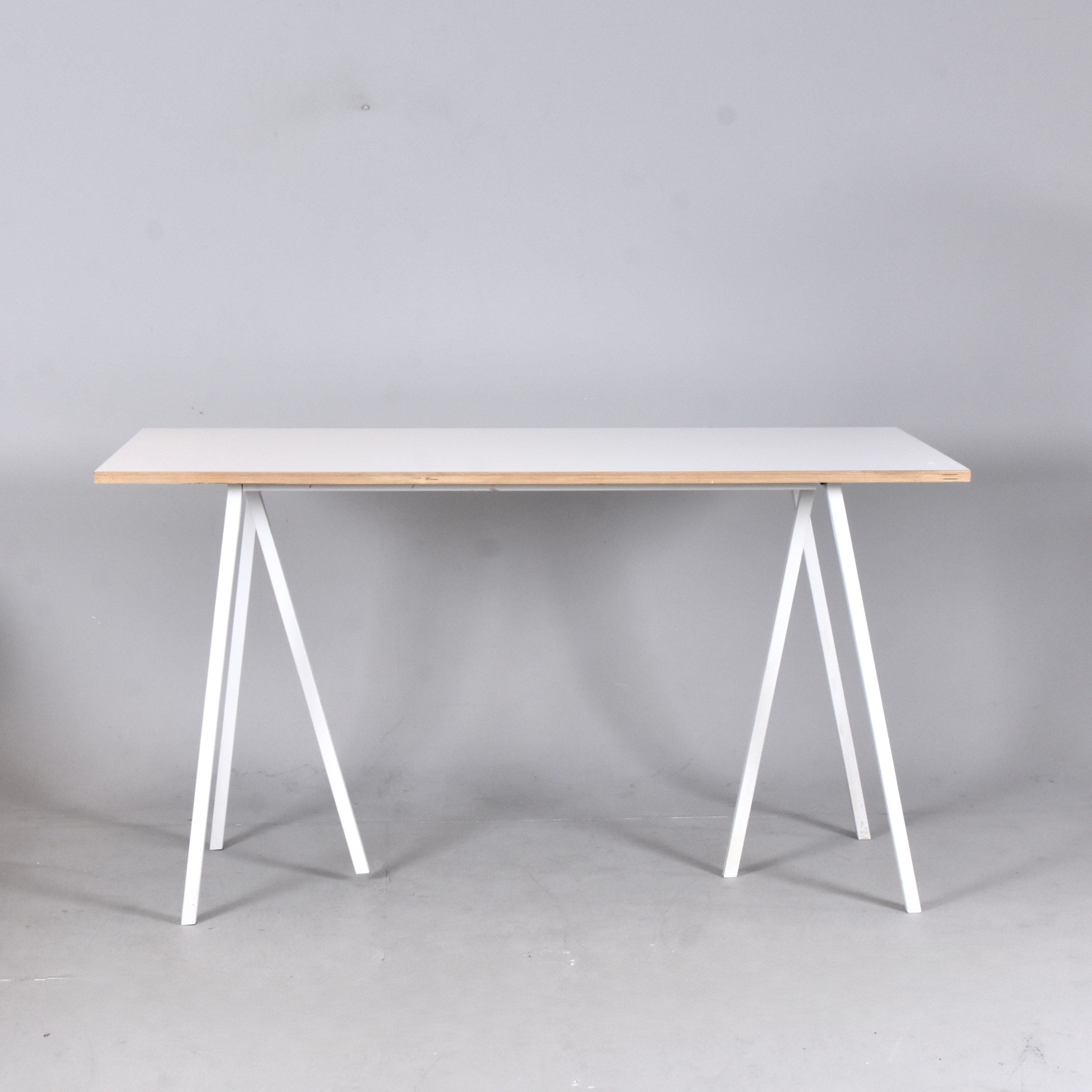 LEIF JØRGENSEN. bord, träskiva med formicaplatta på benställning av vitlackerat stål, Hay "Loop Stand".