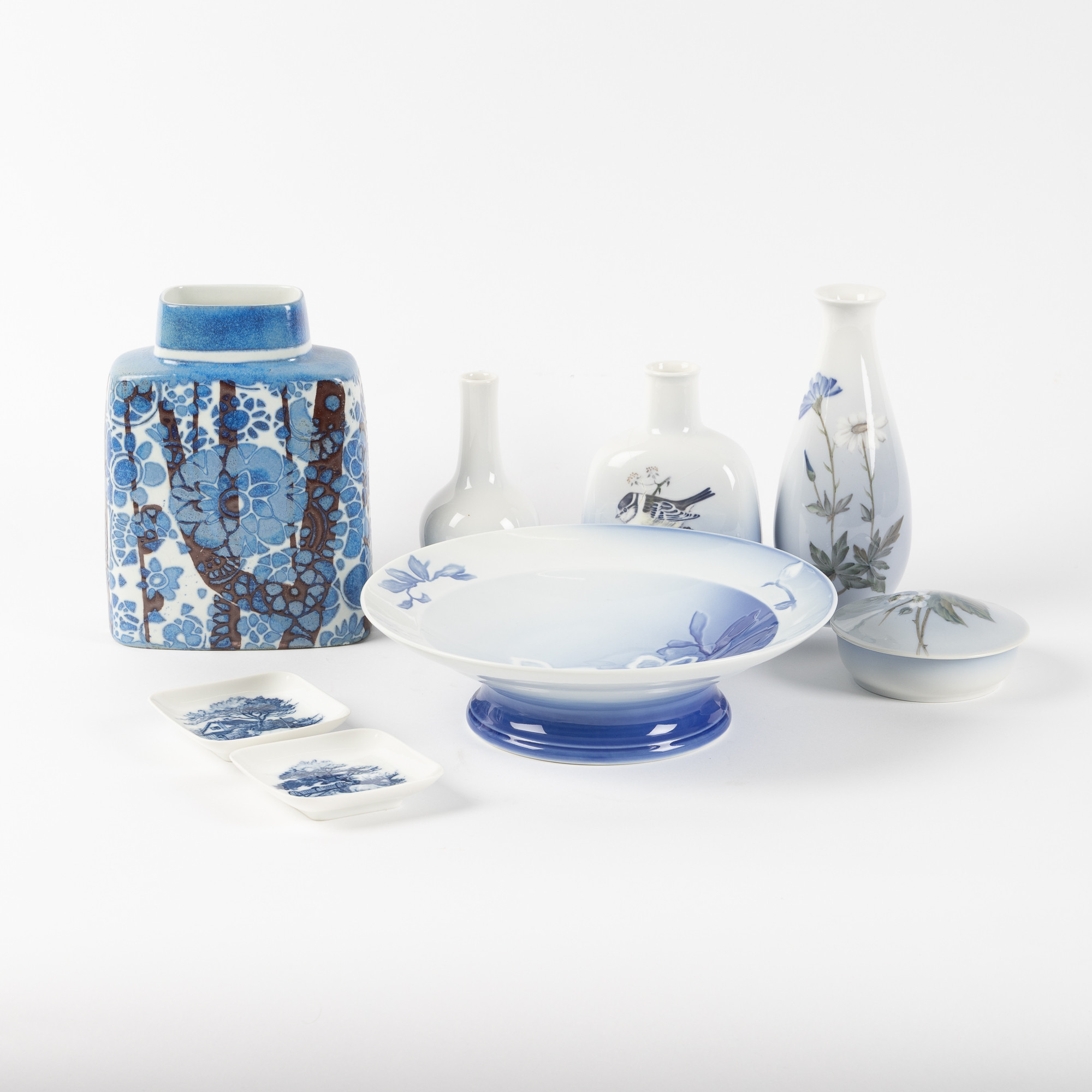 VASER, FAT, BURK MED LOCK, 8 delar, porslin, Royal Copenhagen & Bing Gröndahl, bl a Aluminia och "Julrosen".