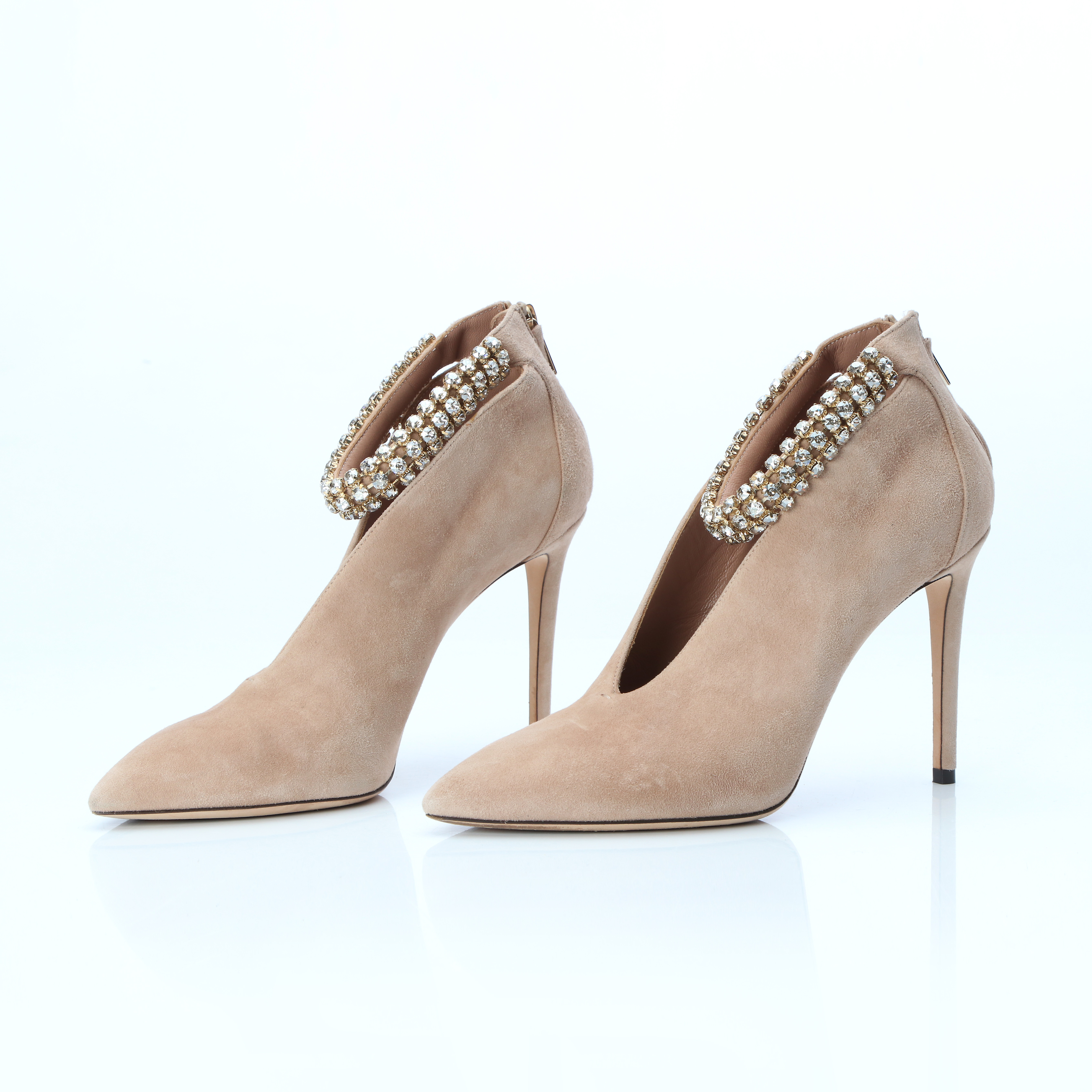 JIMMY CHOO, PUMPS, ETT PAR. Beige mocka med strassbeklädd slejf, lädersula.