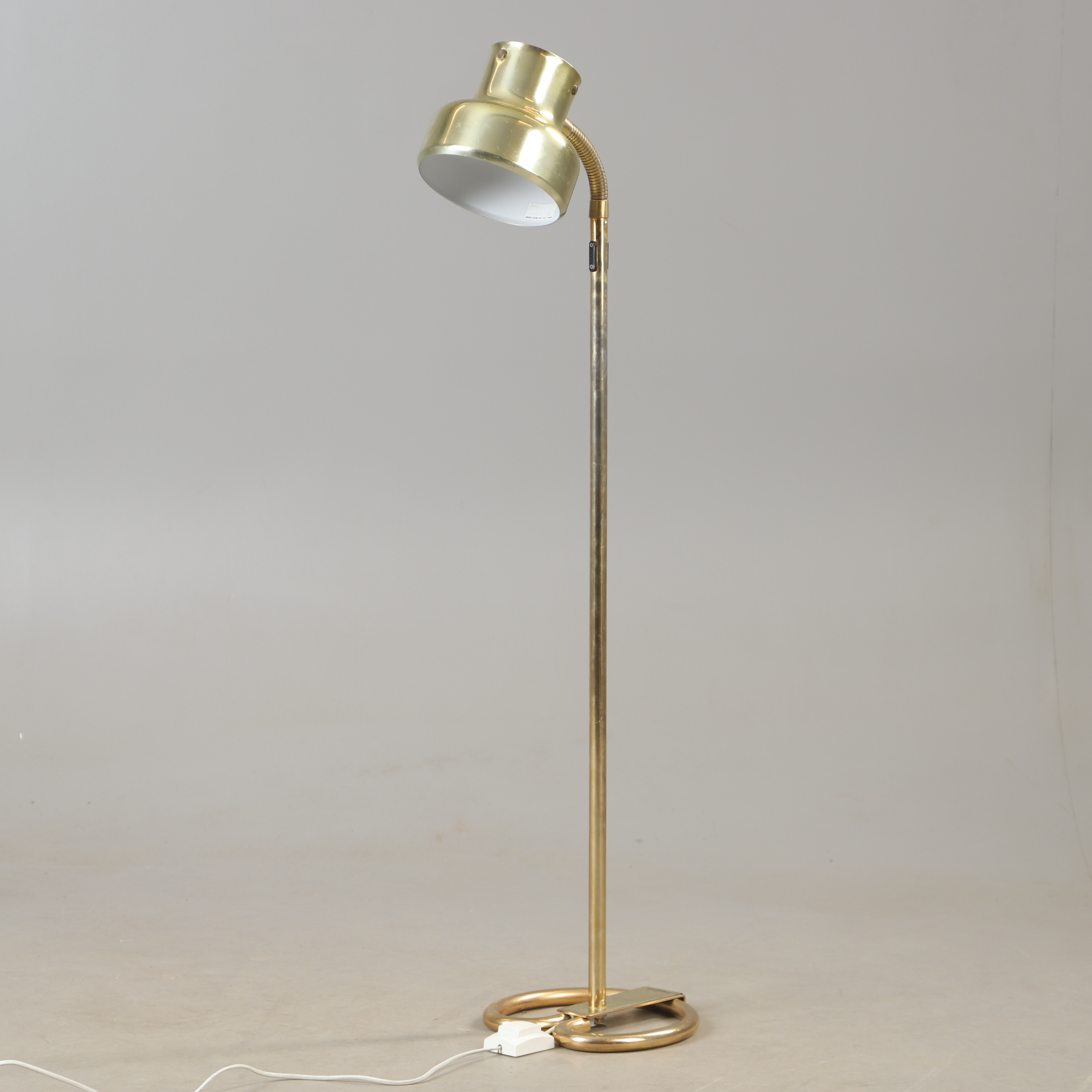 ANDERS PEHRSON. Golvlampa, "Bumling", mässing, Ateljé Lyktan, 1900-talets andra hälft.