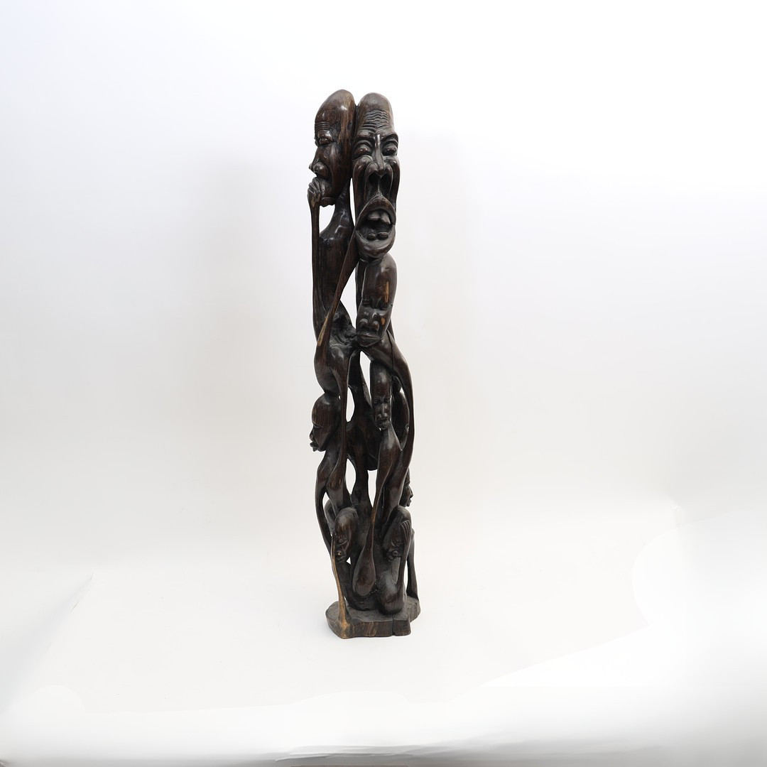 SKULPTUR, skuret trä, med dekor av figurer.