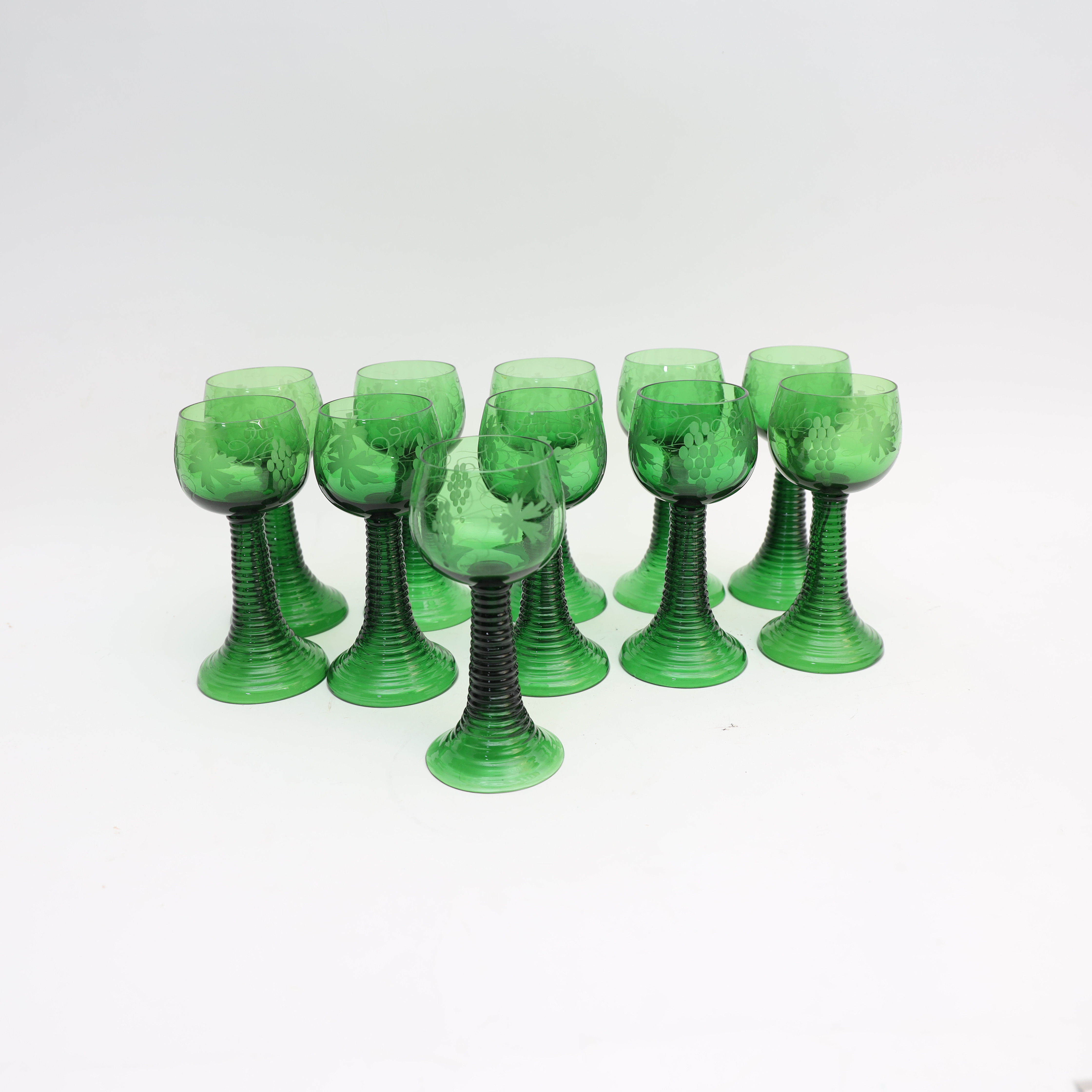 VINGLAS 11st, så kallad remmare, gröntonat glas med slipad dekor av druvor.
