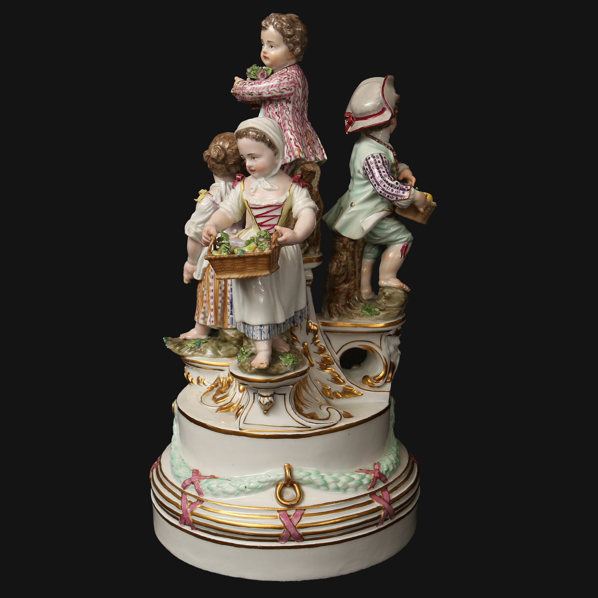 MEISSEN, FIGURGRUPP, porslin, polykromt måleri och förgyllning. Barn med trädgårdsambitioner. 1800-talets slut.