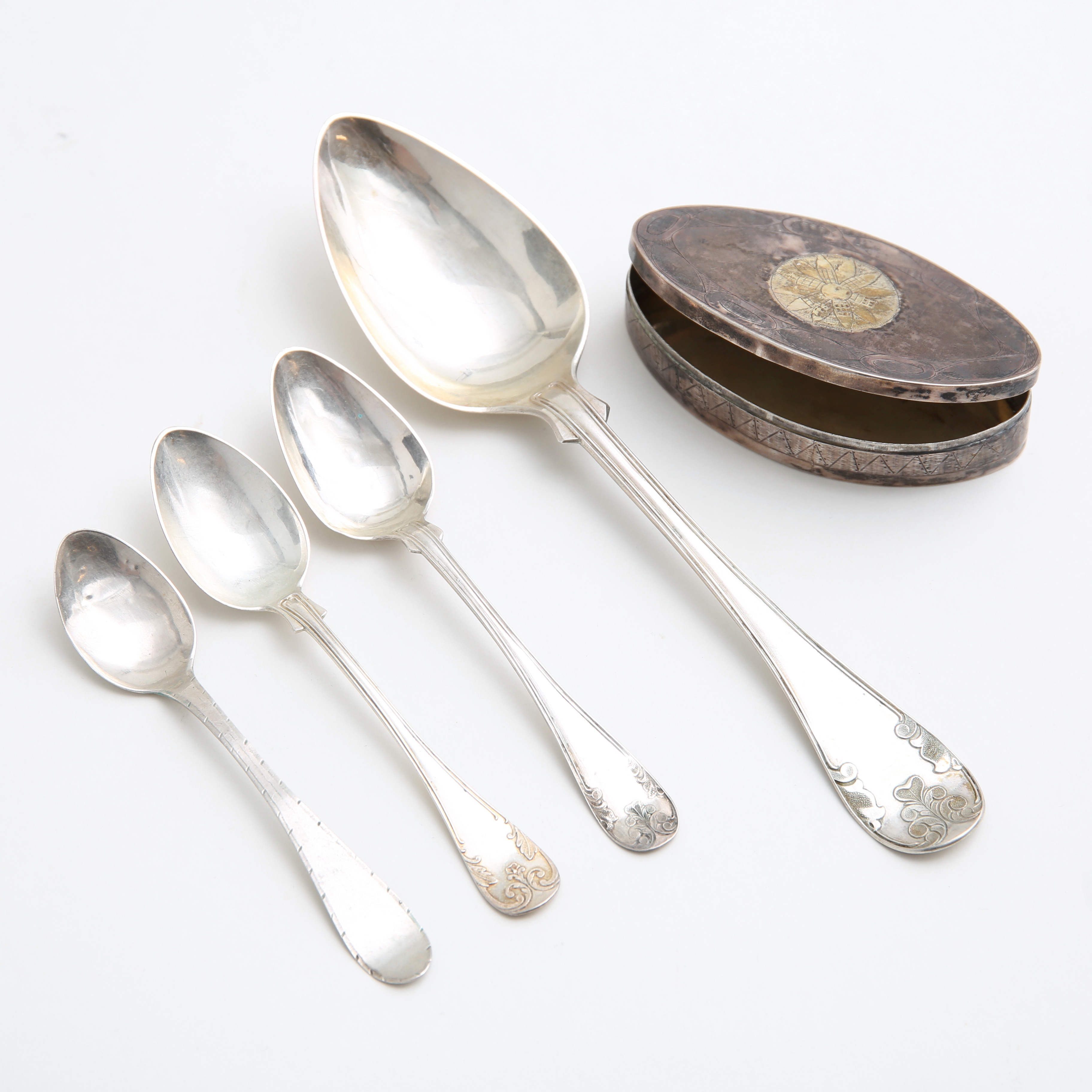 SILVER, dosa samt bestick, 1800/tidigt 1900-tal, vikt 127 gram.
