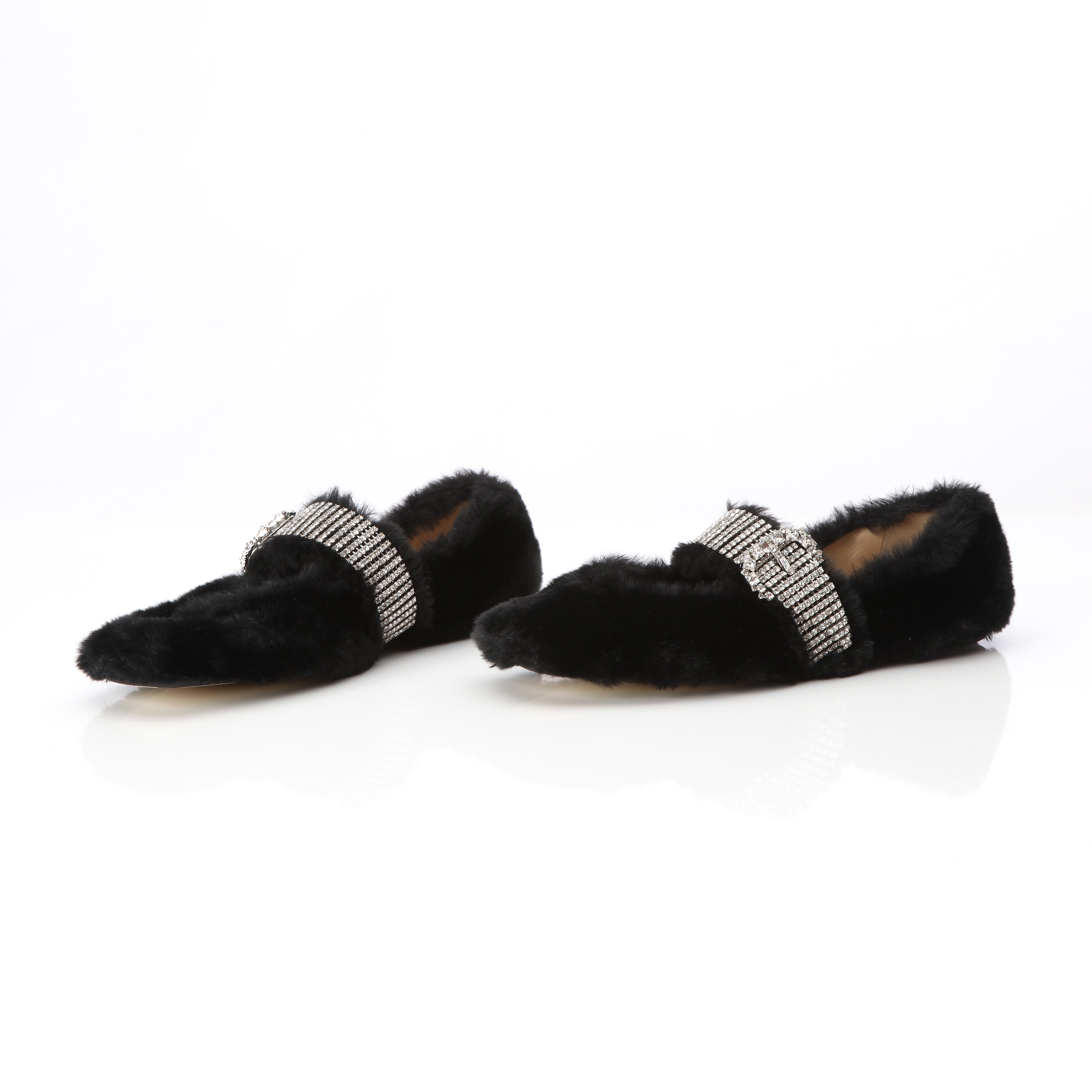 JIMMY CHOO, "KRISTA FLATS", ETT PAR. Svart "faux fur" med strassband.