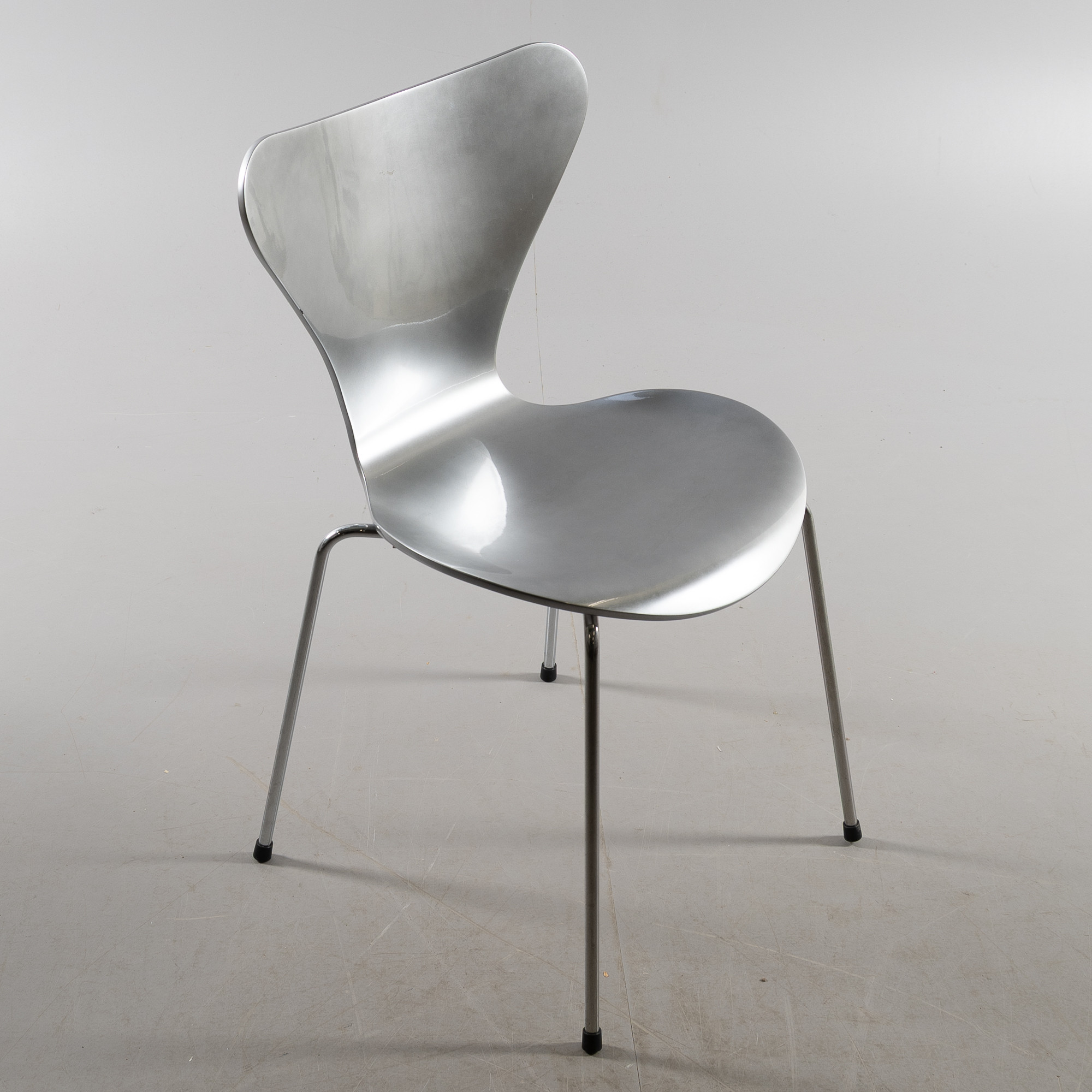 ARNE JACOBSEN. Stol, ”Sjuan 3107”, Fritz Hansen, Danmark 2009.