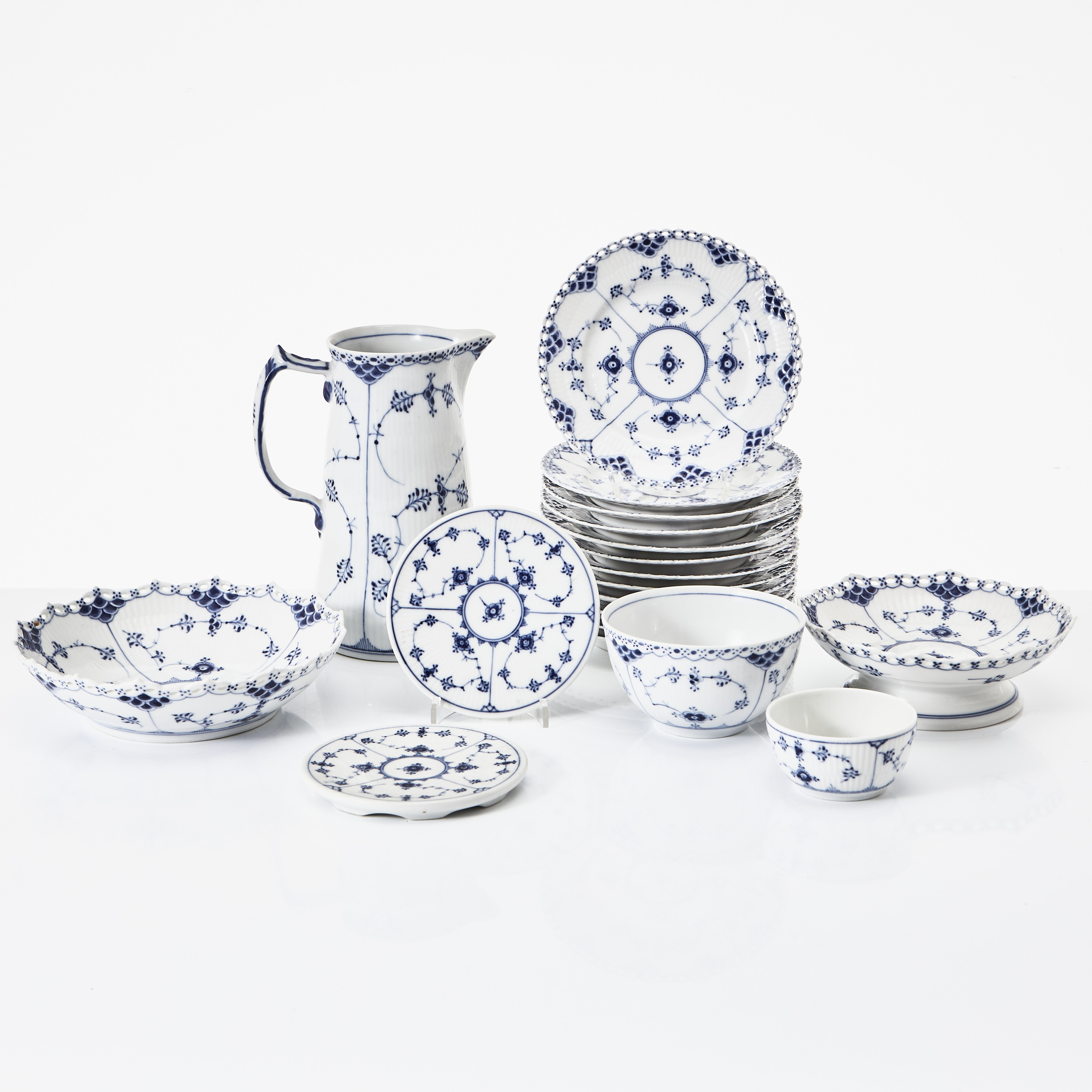 SERVISDELAR, "Musselmalet", 19 delar, porslin, Royal Copenhagen.