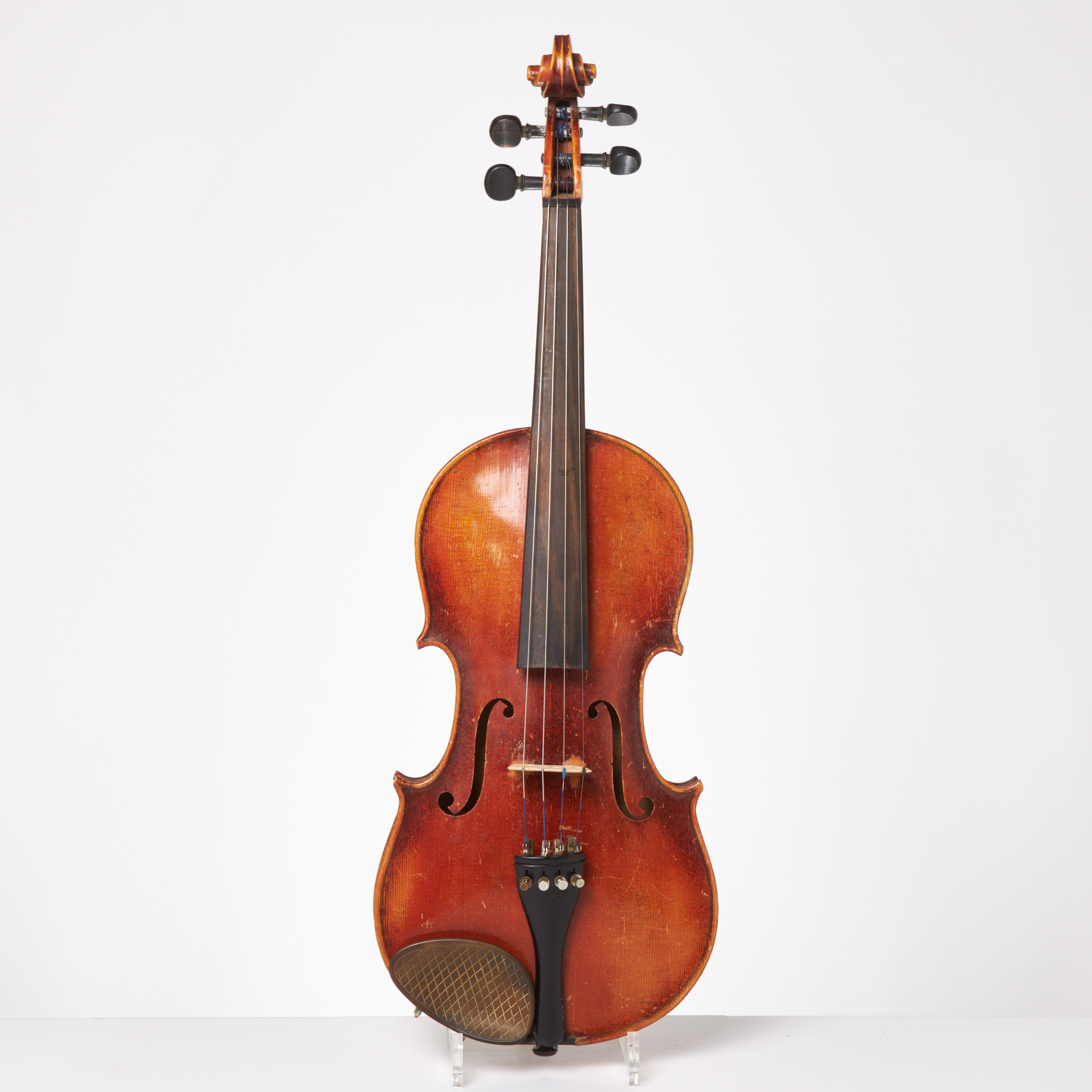 VIOLIN. 1900-talets mitt, lock i gran, sarg tvådelat bakstycke lönn, halv lönn, omärkt.