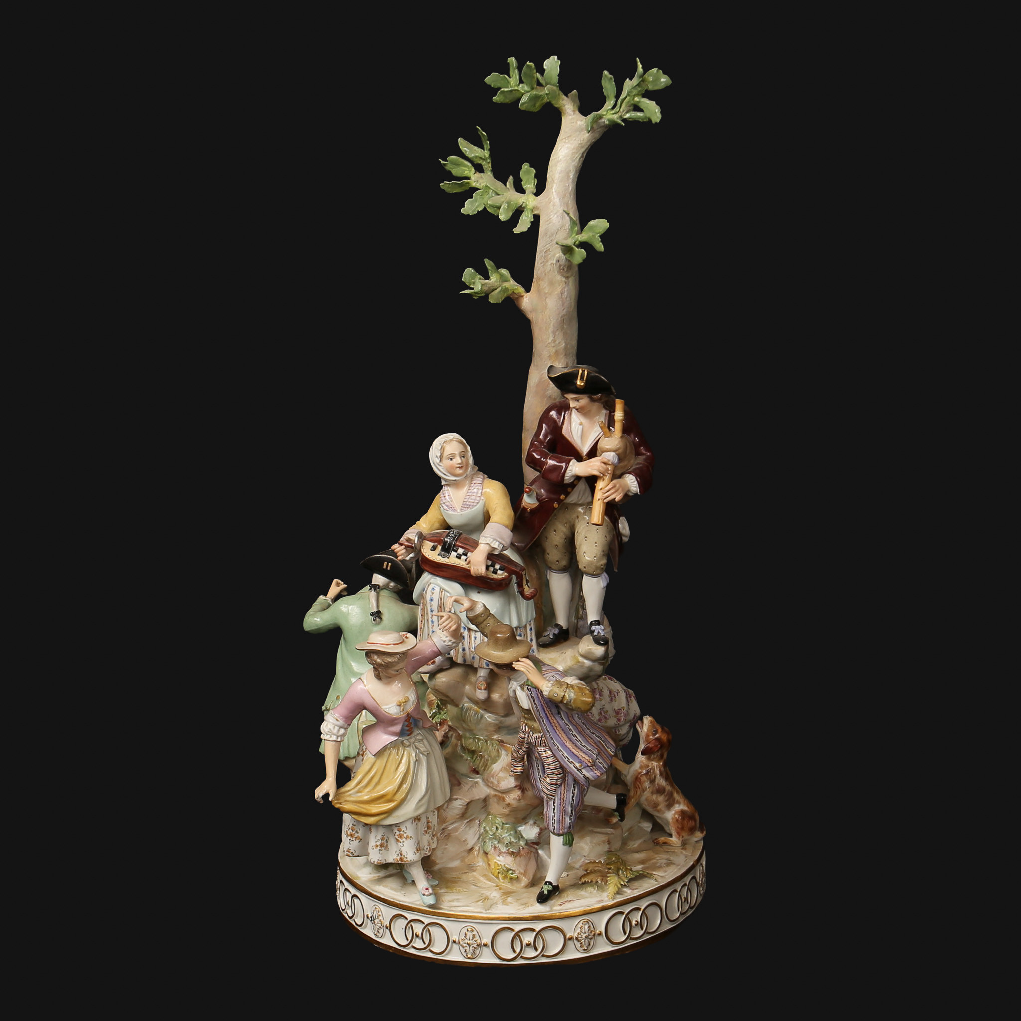 MEISSEN FIGURGRUPP, porslin, polykromt måleri, förgyllning, musik och feststämning. Omkring 1900-talets början.