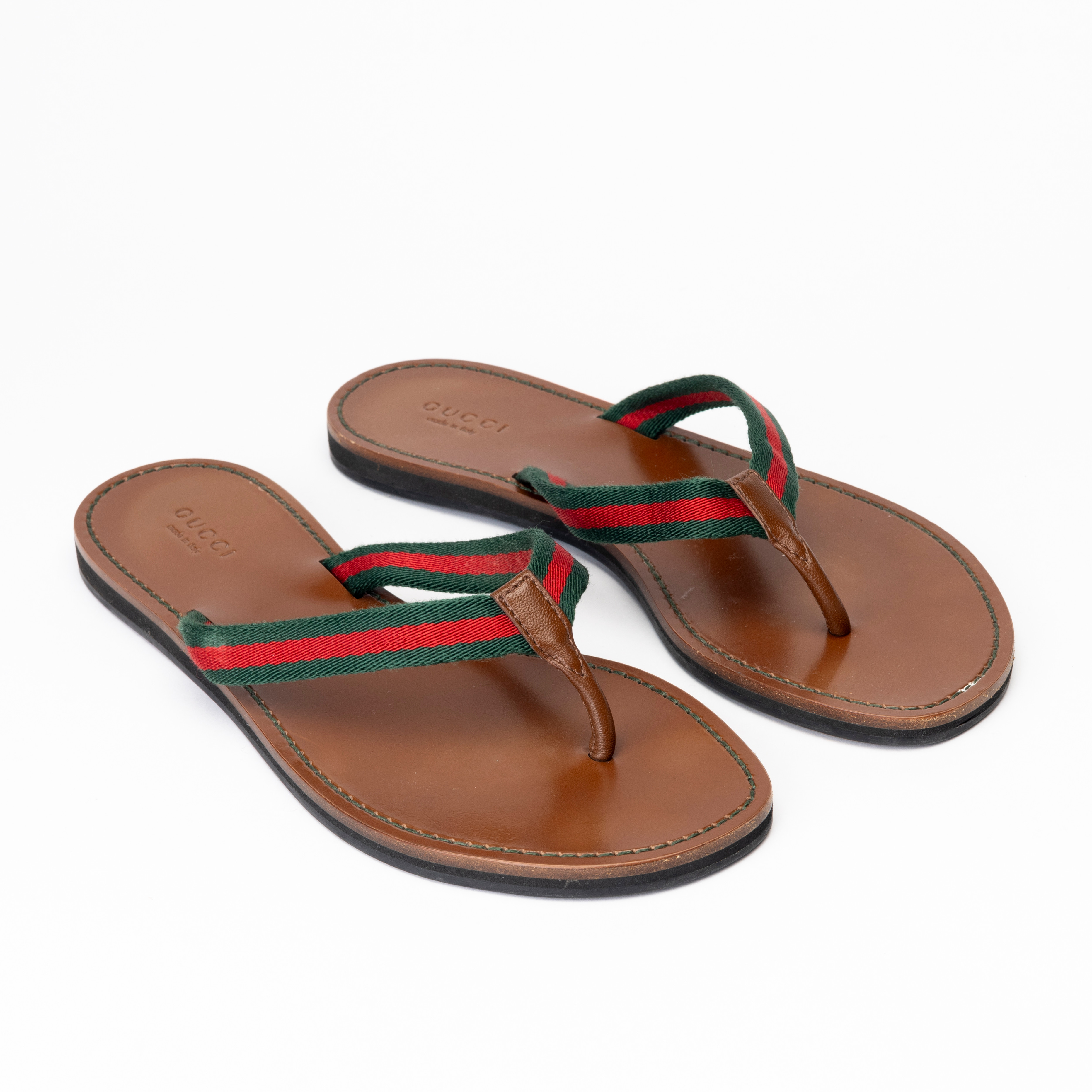 GUCCI. Sandaler / Flip-flops, Gucci brown leather & web canvas thong flats, storlek ca 36-36,5.