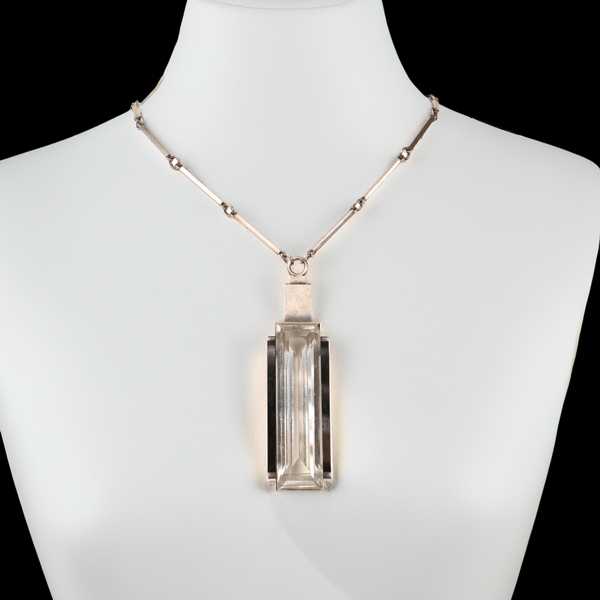 WIWEN NILSSON. hängsmycke, silver, 830/1000, bergkristall och svart onyx. Ring och stav kedja. Lund år 1935.