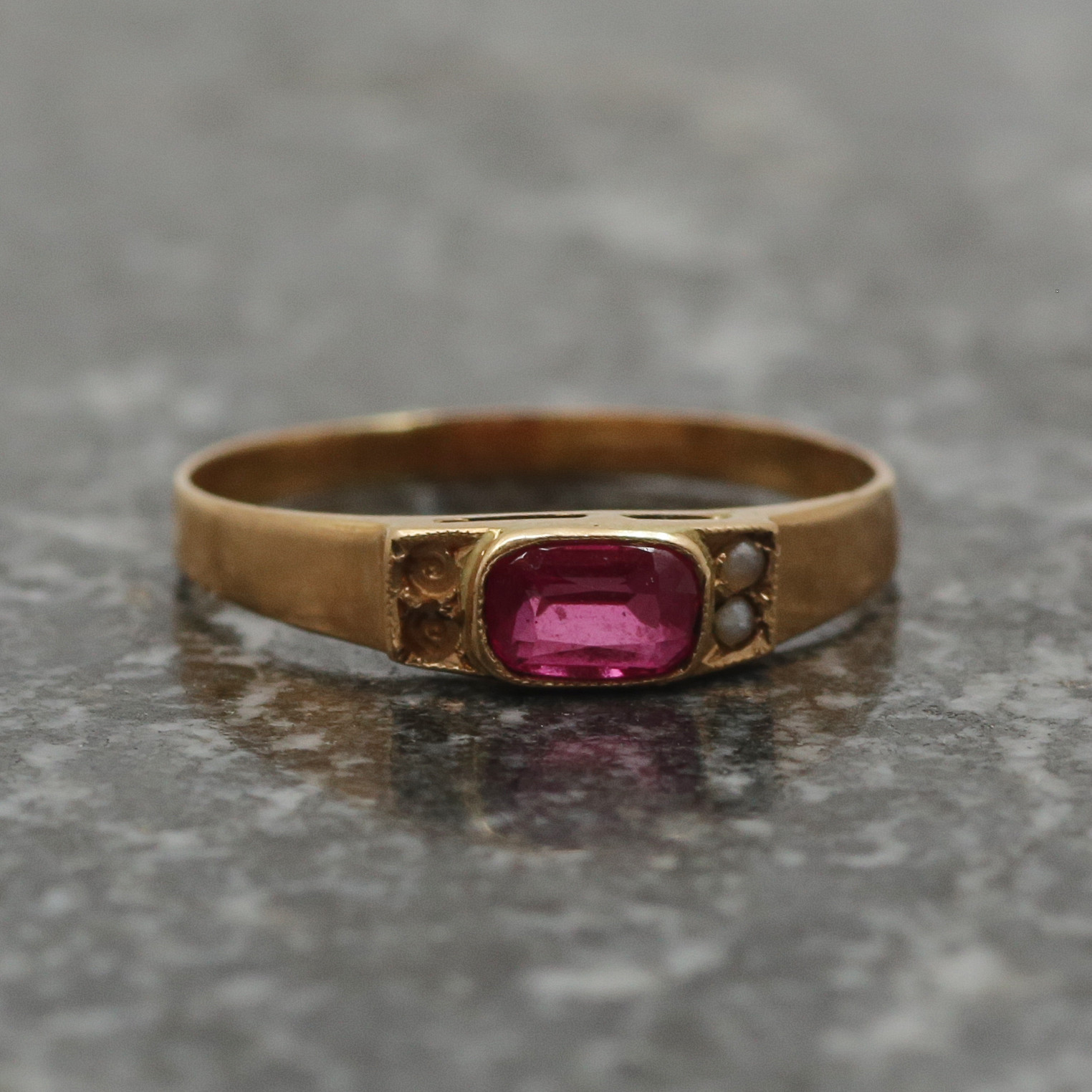 GULDRING, 18K GULD, RÖD STEN SAMT SMÅ PÄRLOR.